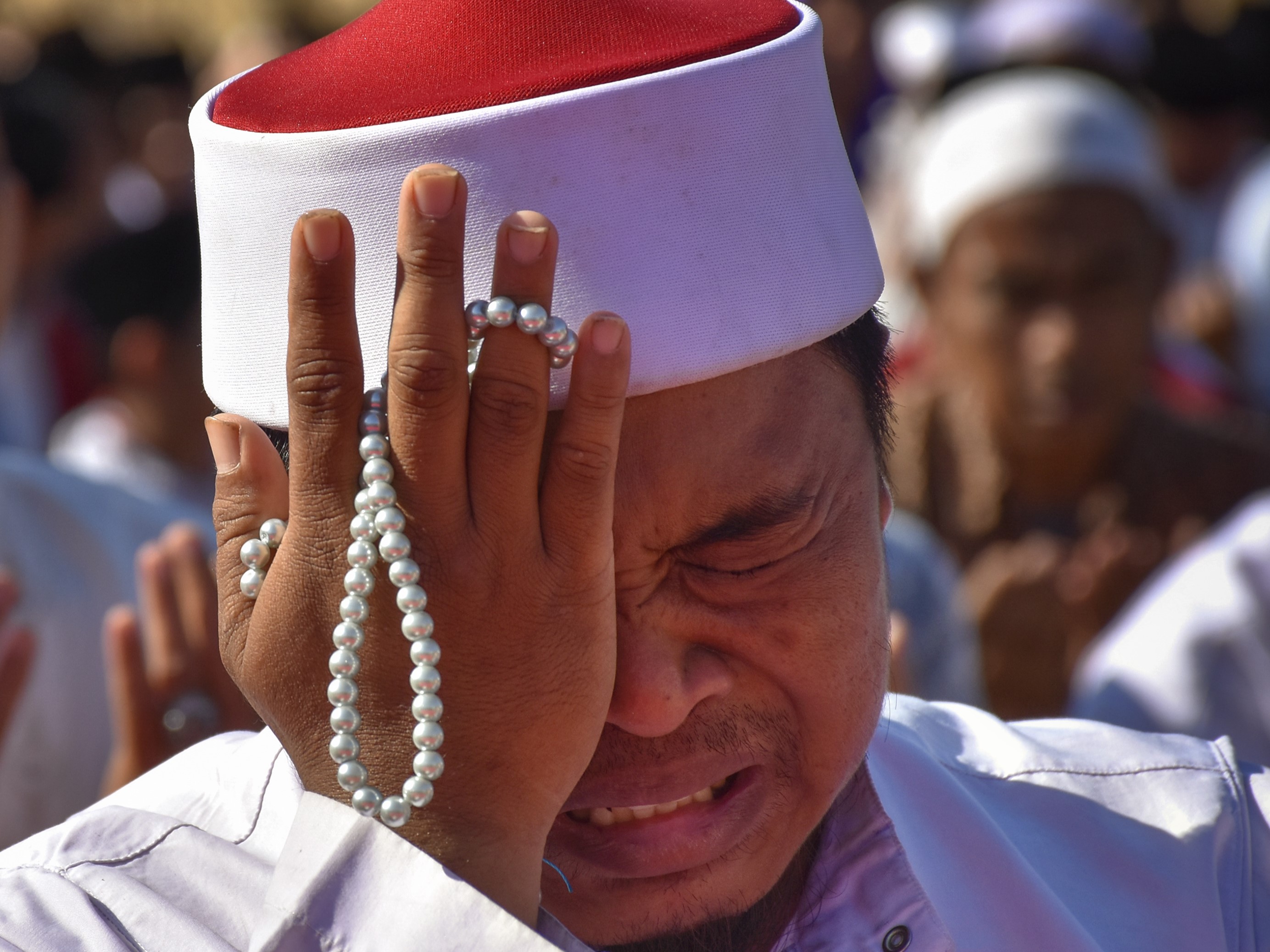 Seorang laki-laki berdoa hingga menangis selepas melaksanakan salat sunat taubat untuk bencana gempa Lombok di Kecamatan Gunungsari, NTB.