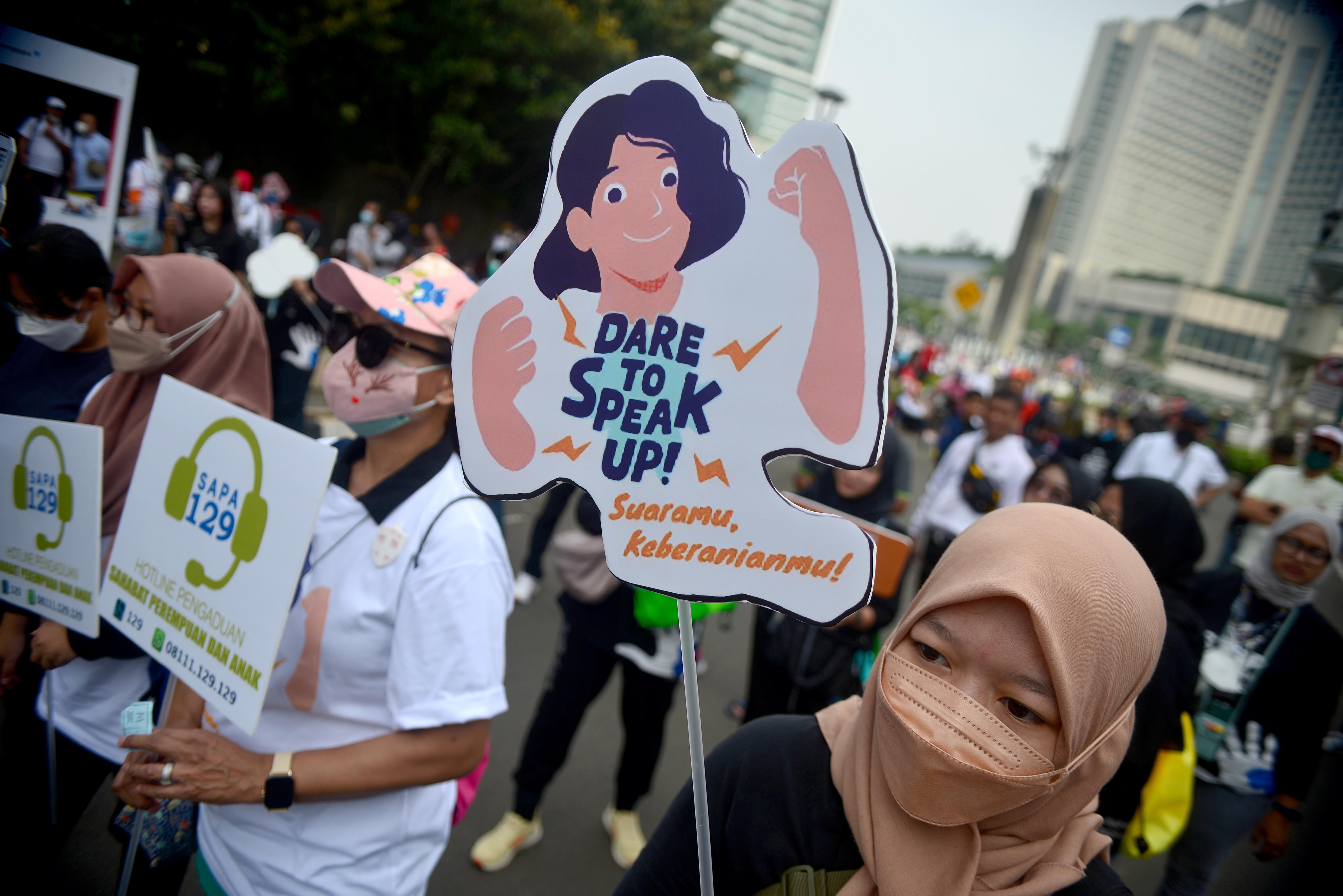 Sejumlah aktivis melakukan aksi protes melawan kekerasan seksual.