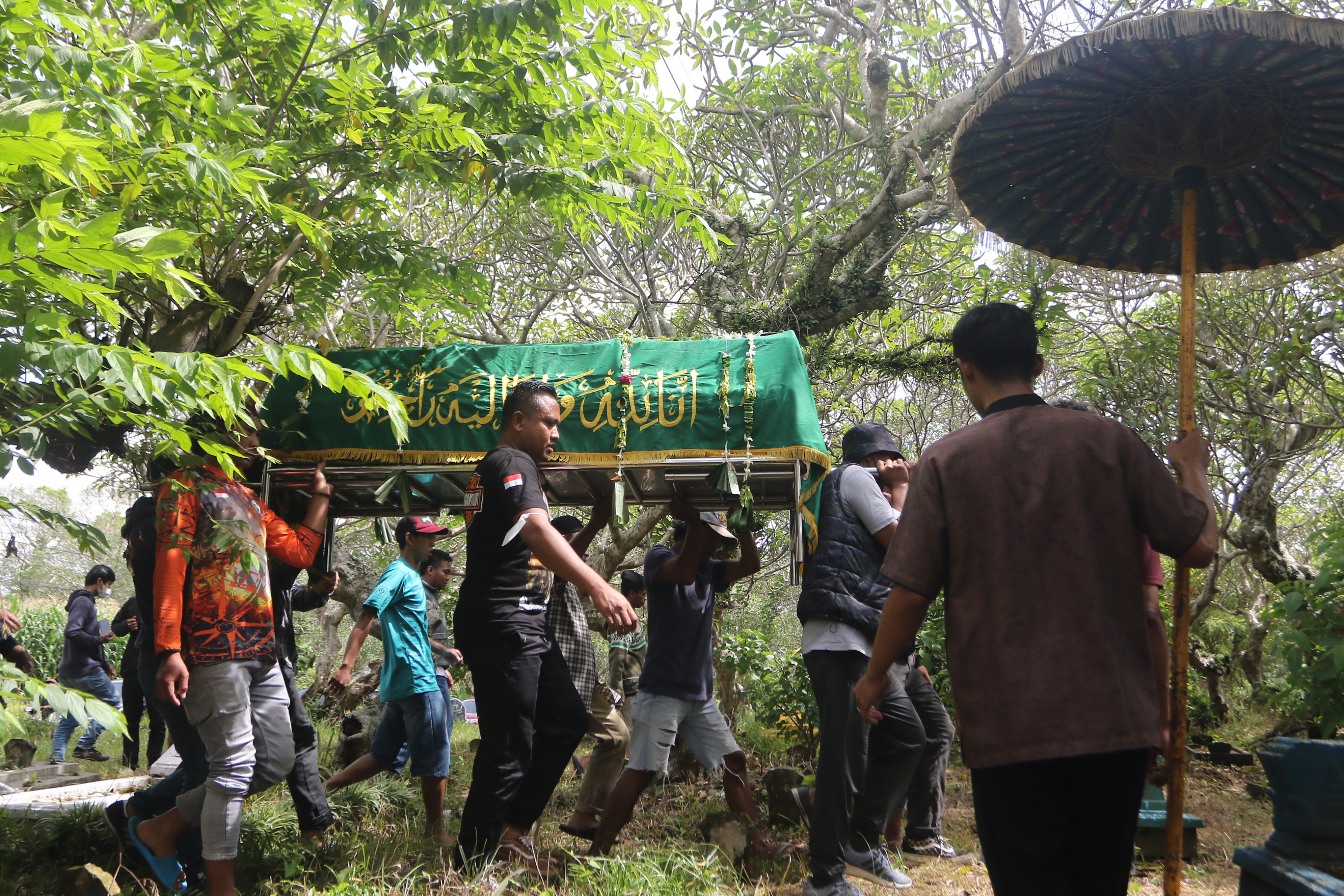 Proses pemakaman korban ke-135 tragedi Kanjuruhan  Farzah Dwi Kurniawan