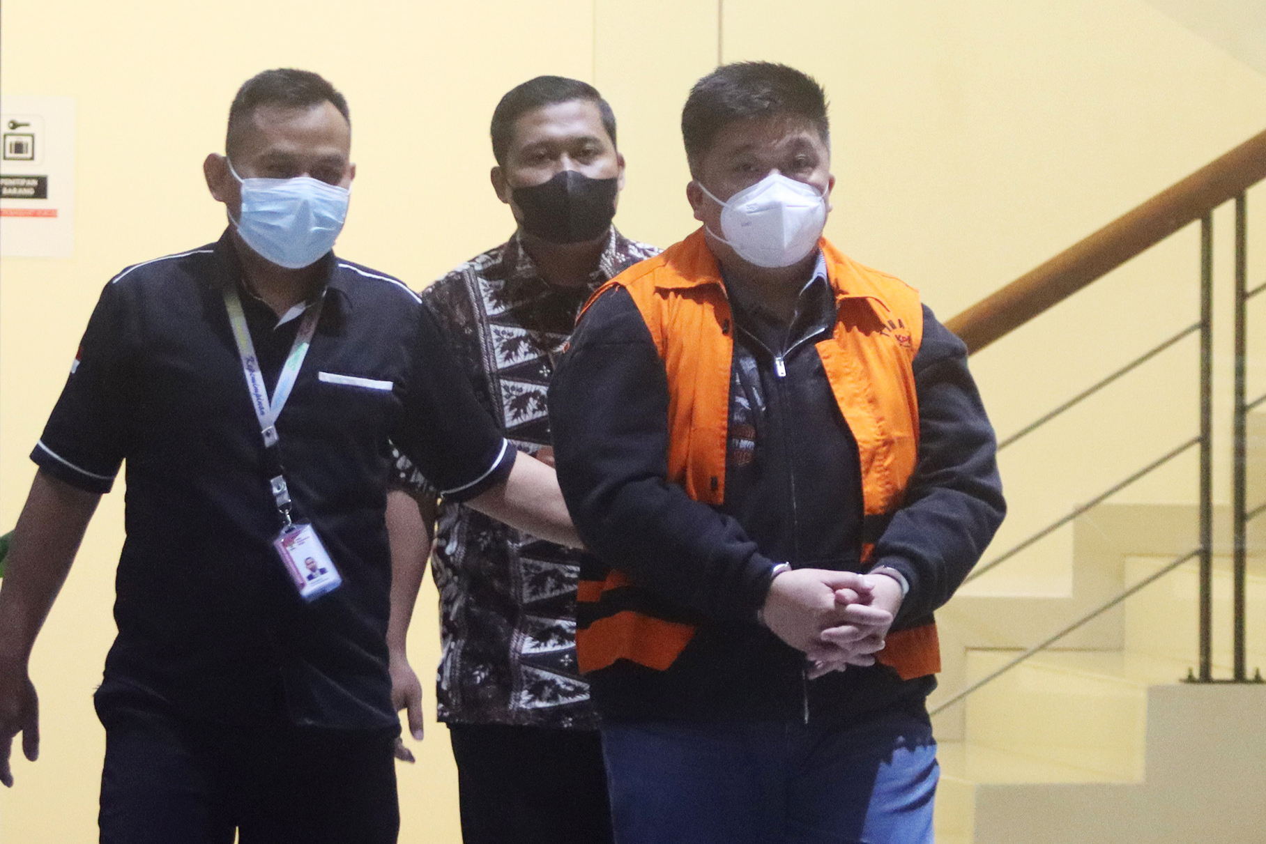 KPK menahan Ivan Dwi Kusuma Sujanto (oranye) terkait dugaan penyuapan tersangka Hakim Mahkamah Agung (MA) Sudrajad Dimyati 