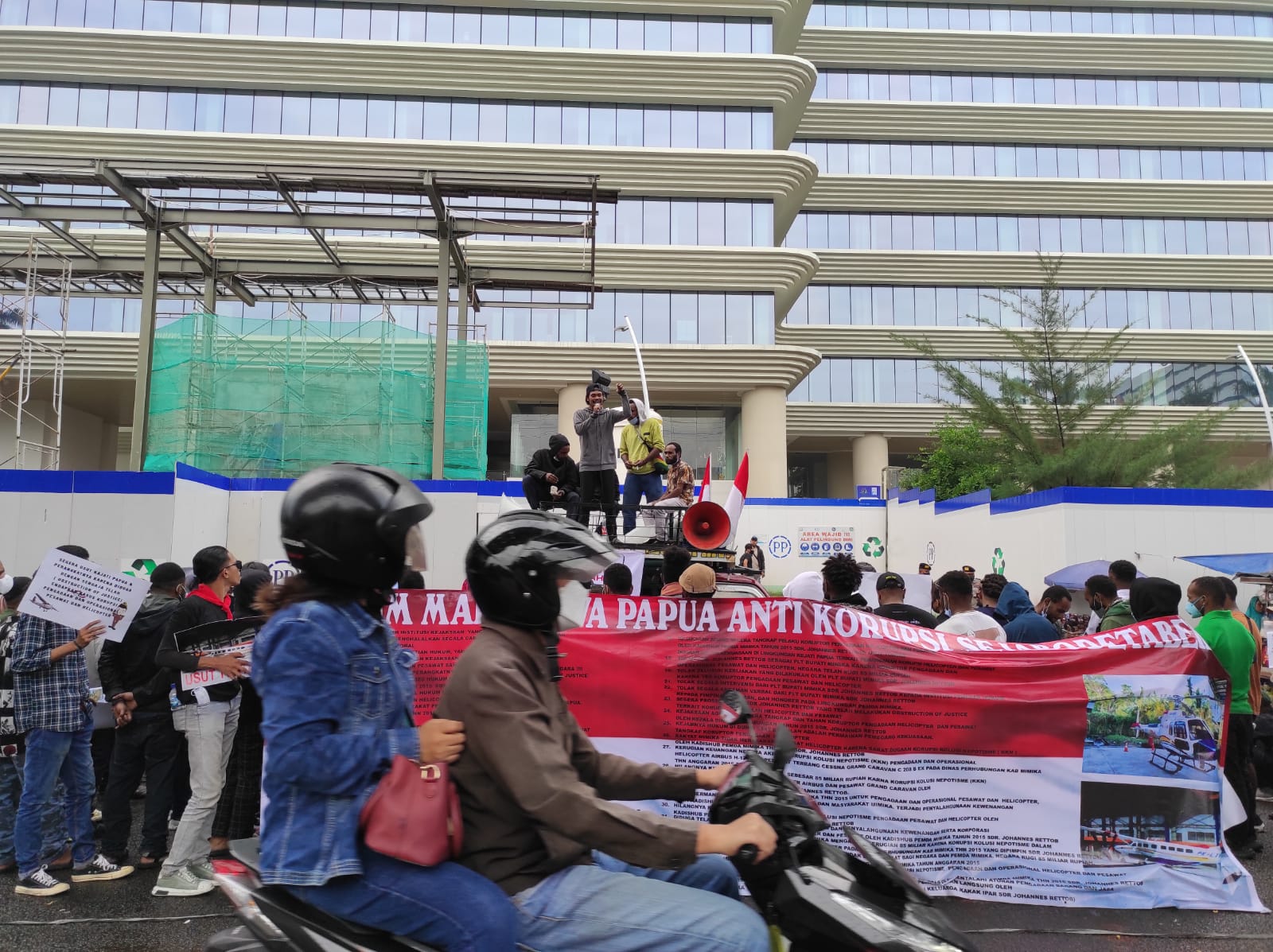 Forum mahasiswa Papua se-Jabodetabek berunjuk rasa di Kejagung RI meminta agar kasus dugaan korupsi pesawat-helikopter di Mimika dituntaskan