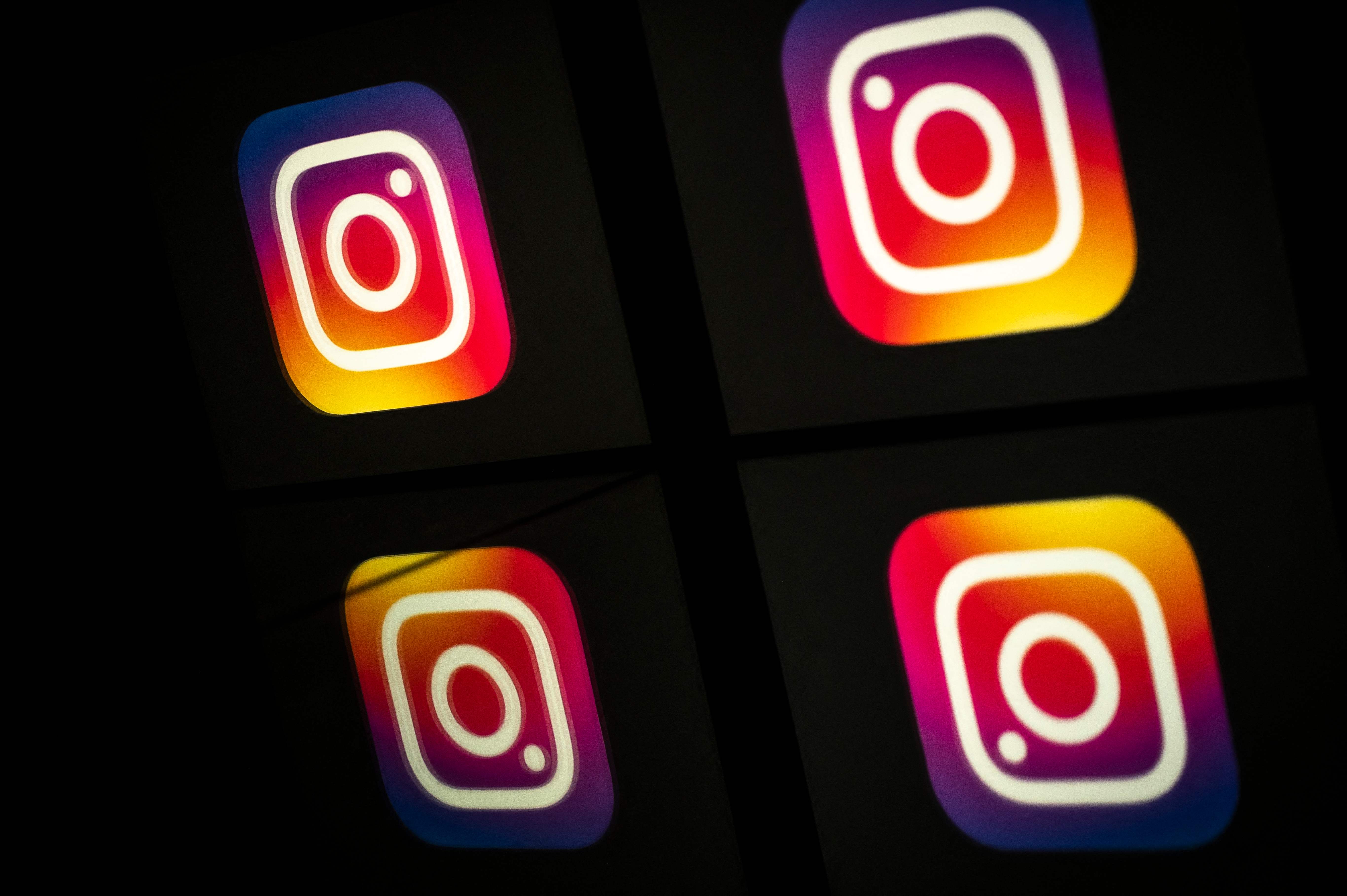Logo Instagram terlihat di sebuah ponsel