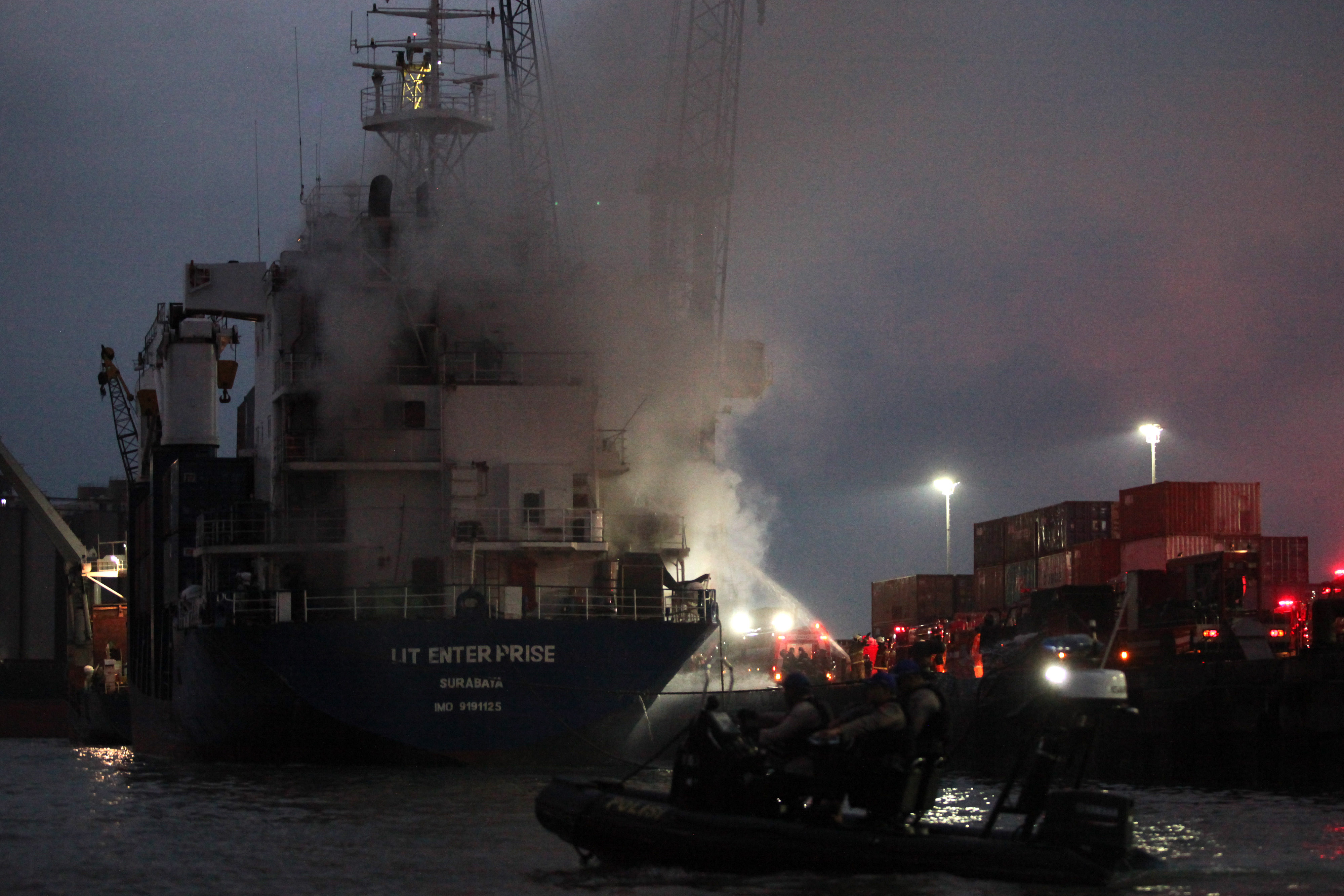 Petugas berupaya memadamkan api pada kapal kargo LIT Enterprise di Dermaga Jamrud Selatan, Pelabuhan Tanjung Perak, Kamis (13/10).