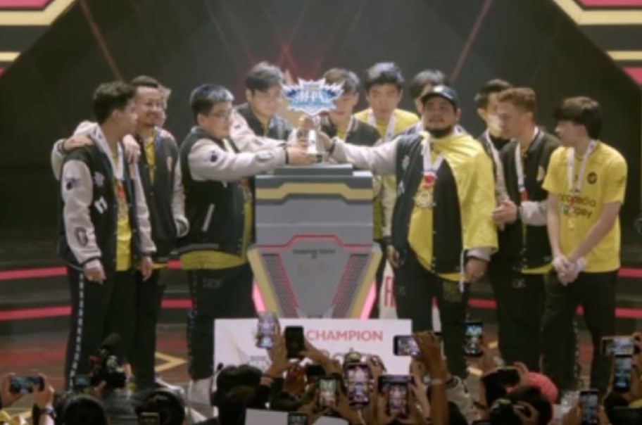 Suasana kemenangan Onic Esports saat menjuarai Mobile Legends: Bang Bang Professional League (MPL Indonesia) Season 10, Minggu (22/10).