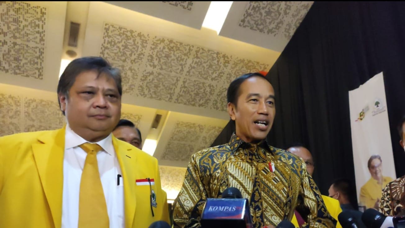 Presiden Jokowi (kanan) didampingi Ketua Umum Golkar Airlangga Hartarto
