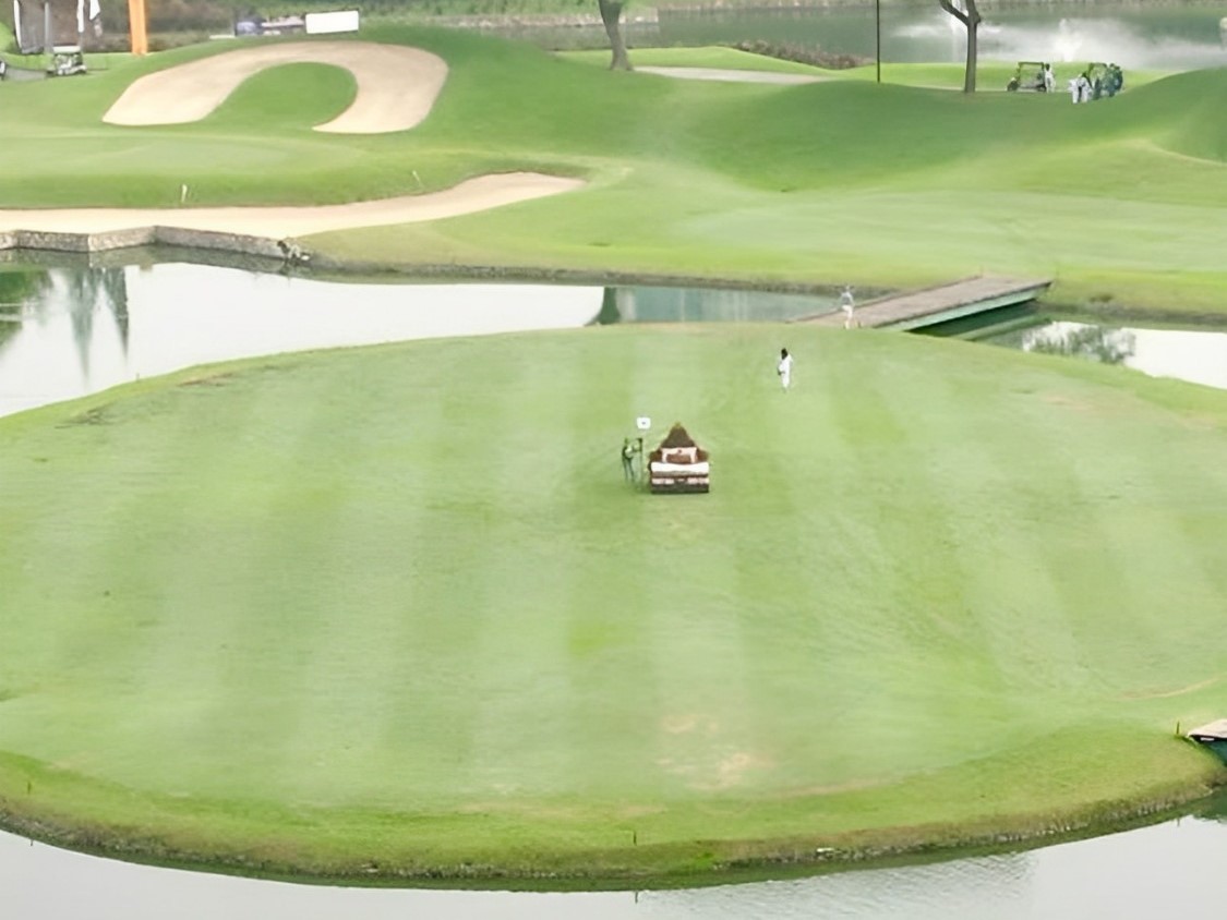 Turnamen Golf Berhadiah Kasur yang Ada di Tengah Lapangan