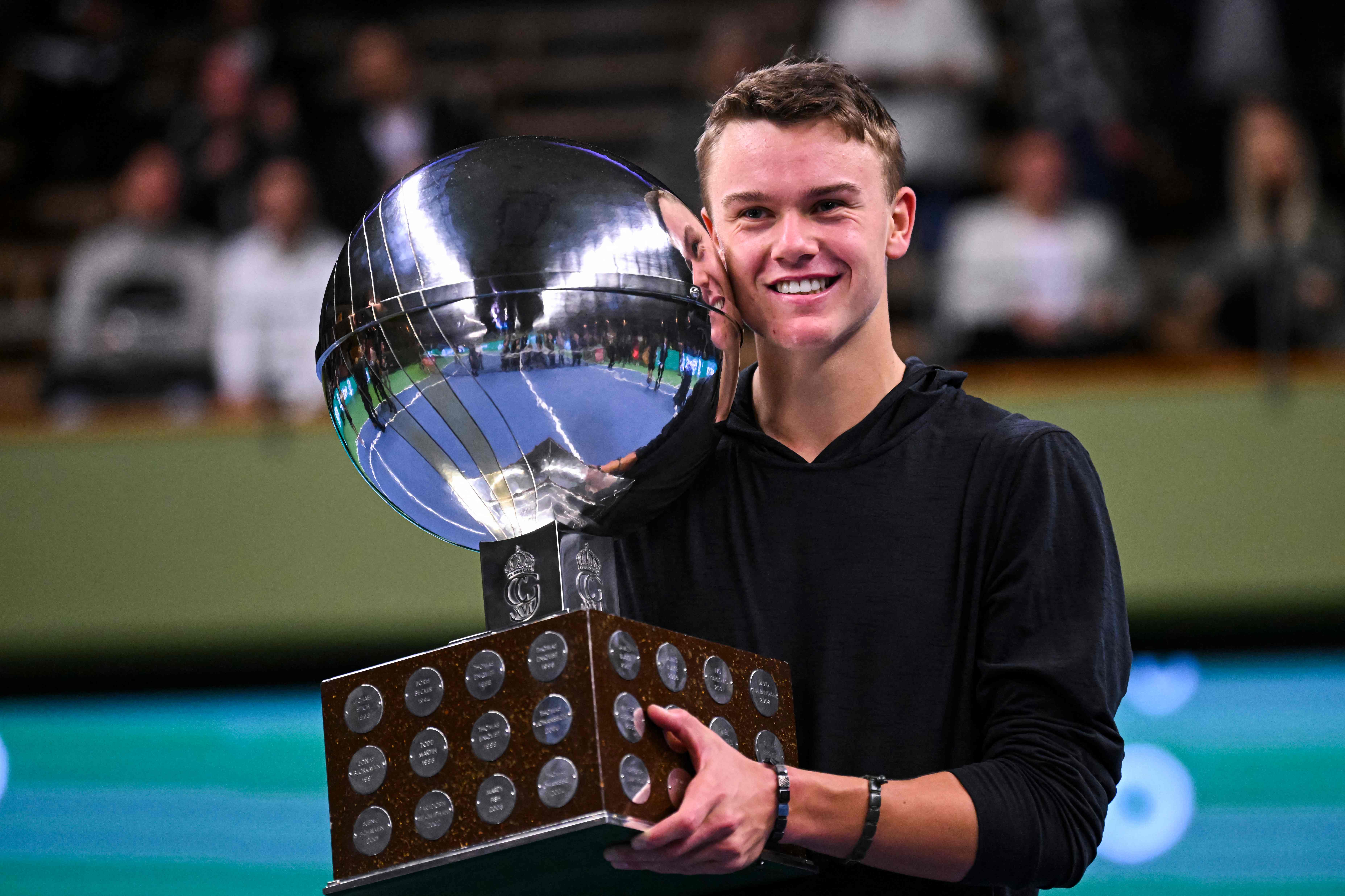 Petenis Denmark Holger Rune usai menjadi juara di turnamen ATP di Stockholm.