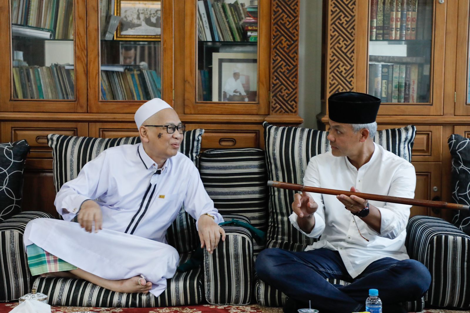 Gubernur Jateng Ganjar Pranowo sowan ke kediaman Tuan Guru KH Syaifuddin Zuhri di Majelis Taklim Bani Ismail, Jalan Raya Banjar Indah Permai