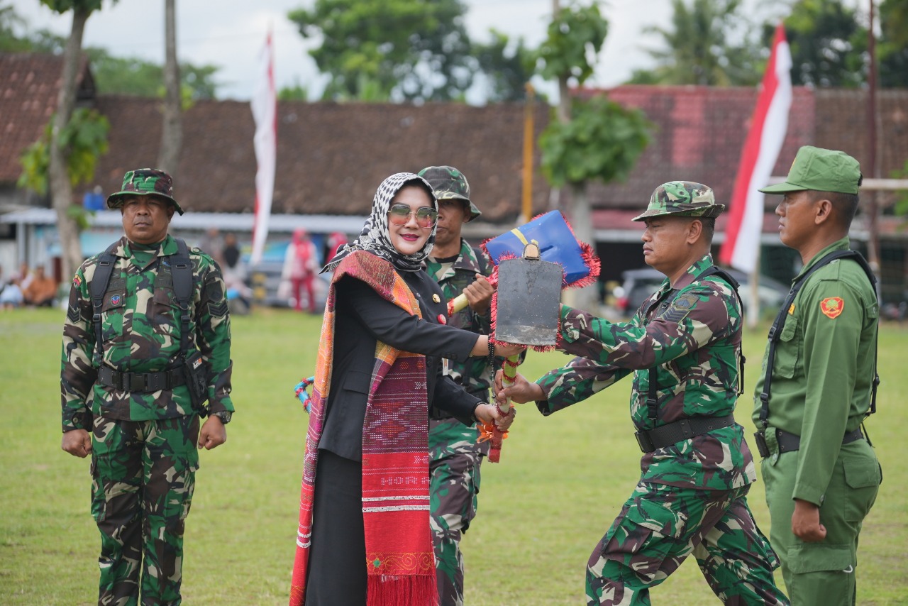 Bupati Klaten Sri Mulyani menyerahkan secara simbolis alat kerja kepada personel TNI. 
