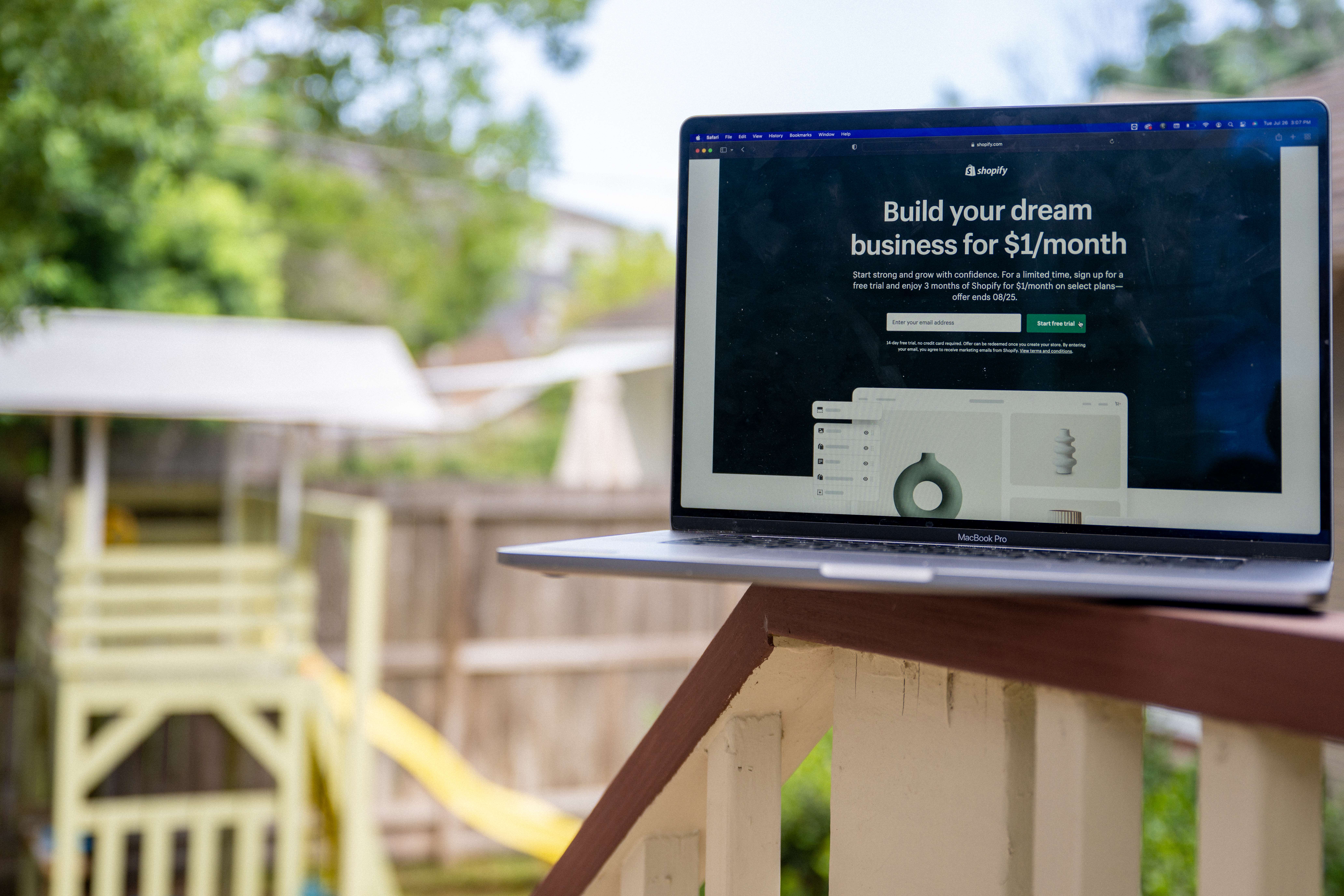 Ilustrasi. Sebuah e-commerce menawarkan laptop secara digital.