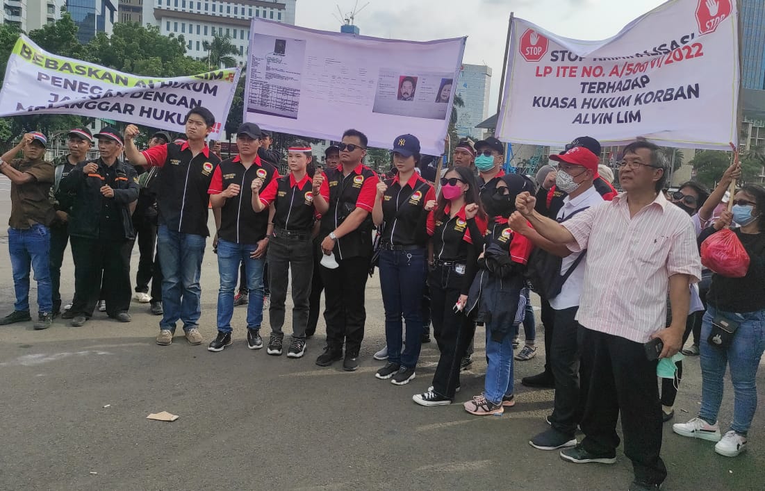 Putri advokat vokal Alvin Lim, Kate Victoria Lim, kembali turun ke jalan bersama ratusan orang pendukung ayahnya, Senin (31/10/2022). 