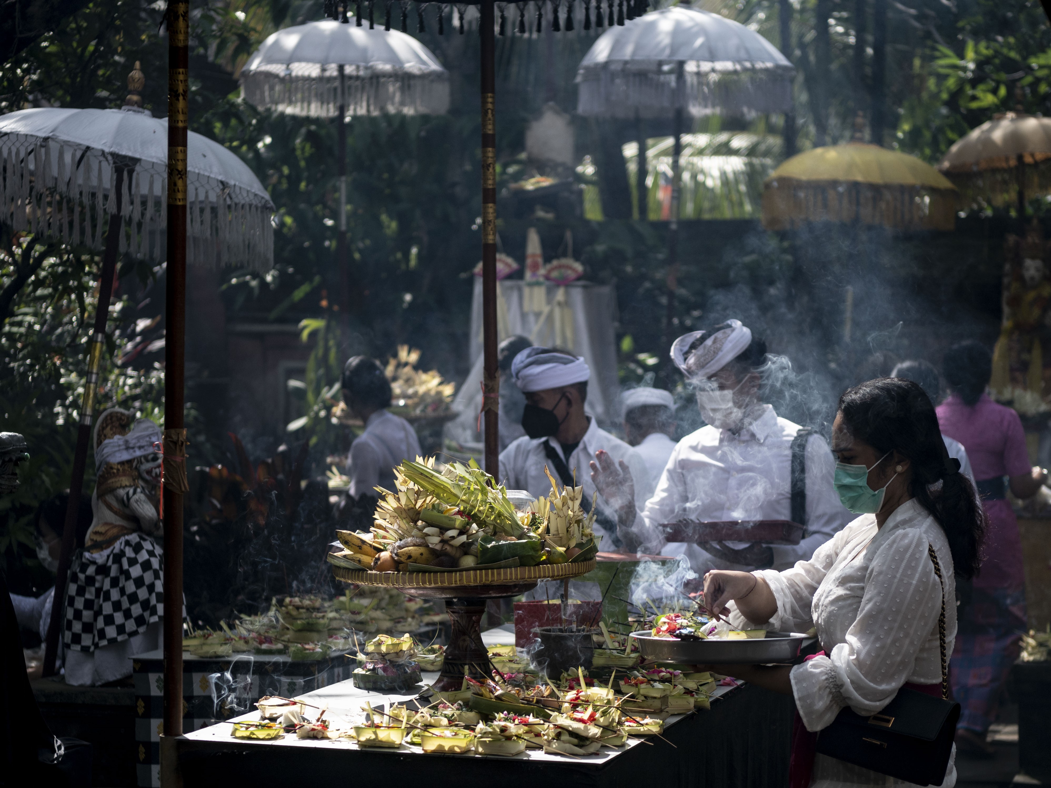 Umat Hindu melaksanakan persembahyangan Hari Raya Galungan di Pura Aditya Jaya, Rawamangun, Jakarta, Rabu (8/6/2022).