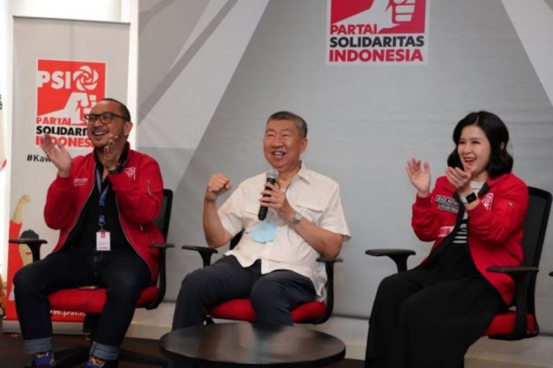 Partai Solidaritas Indonesia menunjuk Ketua Umum Real Estate Indonesia (REI) Totok Lusida (tengah) sebagai ketua dewan pakar