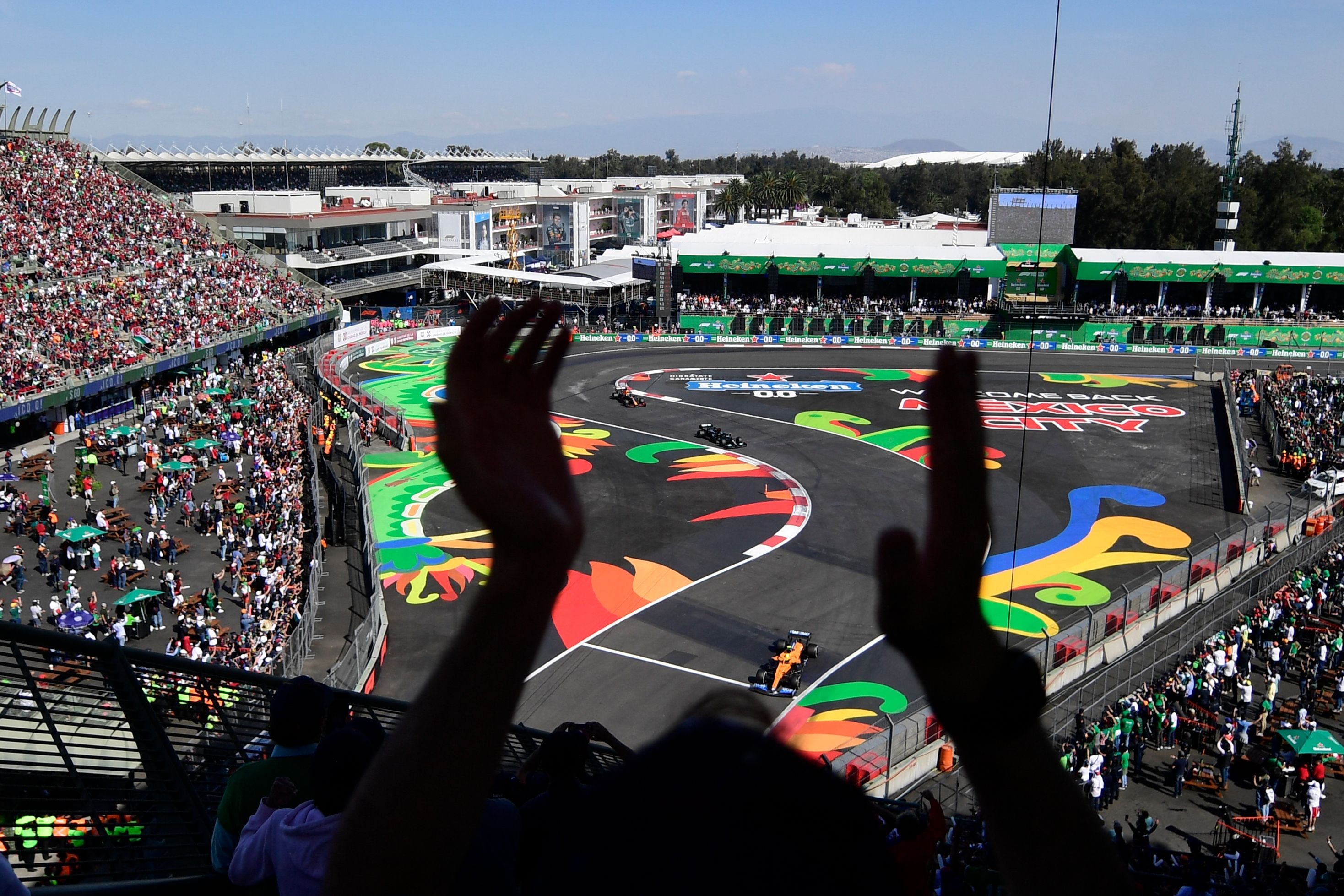 Penonton menyaksikan aksi para pembalap Formula 1 di GP Mexico City