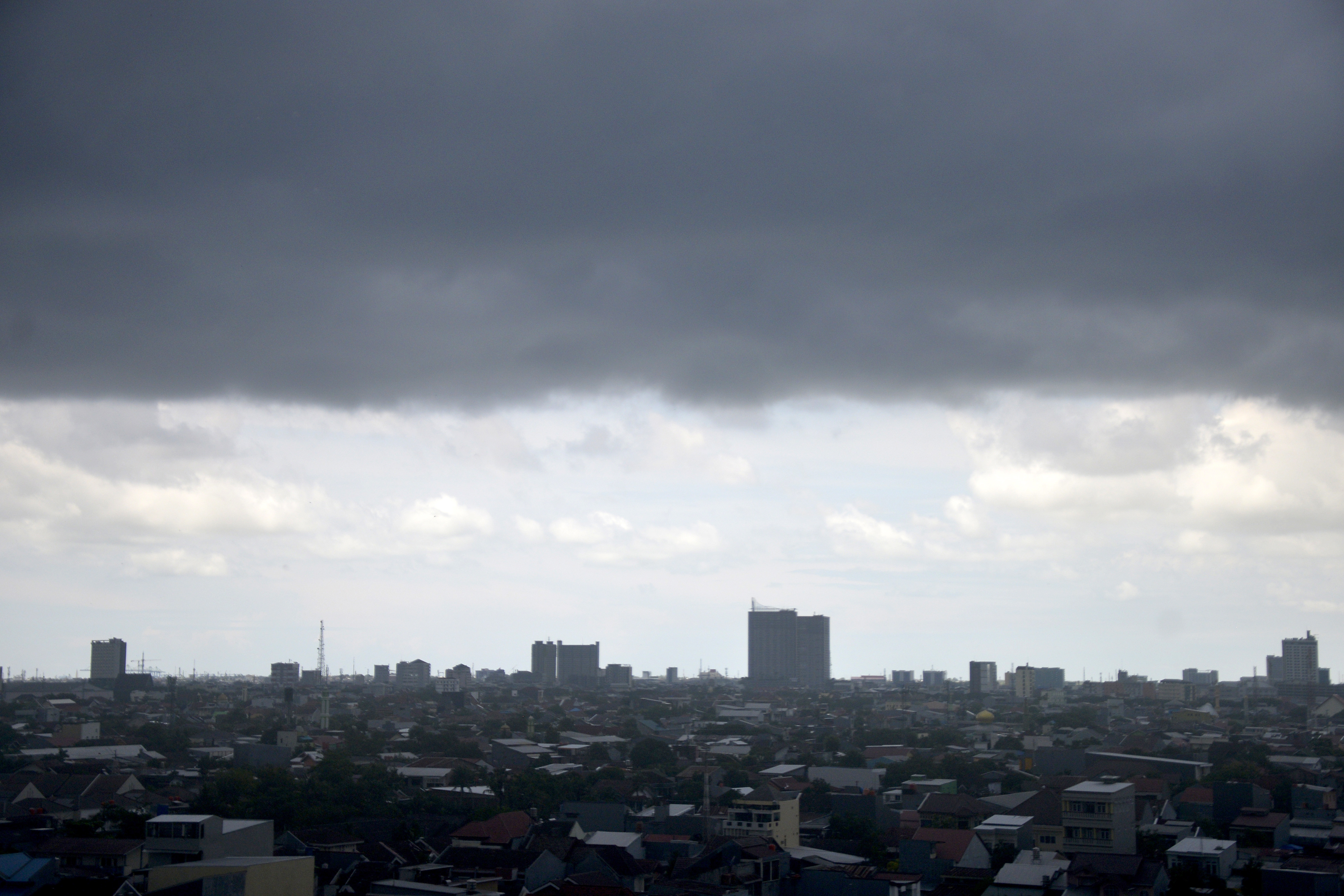 Awan gelap menyelimuti langit kota Makassar, Sulawesi Selatan.