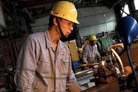 Ilustrasi: Beberapa tenaga kerja asing membubut besi untuk kebutuhan pembangunan beberapa bangunan di salah satu perusahaan pertambangan.