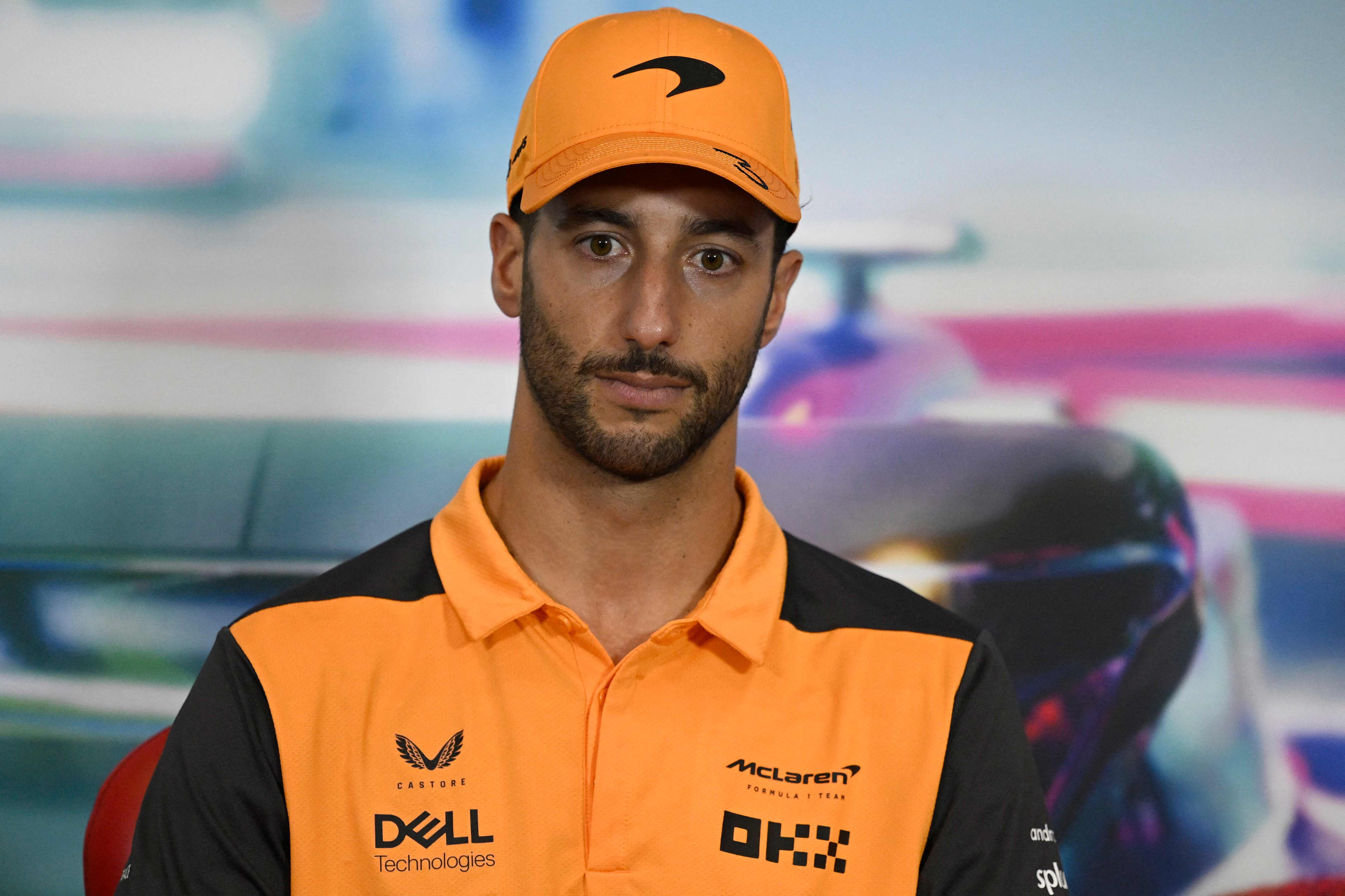 Pembalap Australia Daniel Ricciardo dipastikan terdepak dari tim McLaren musim depan.