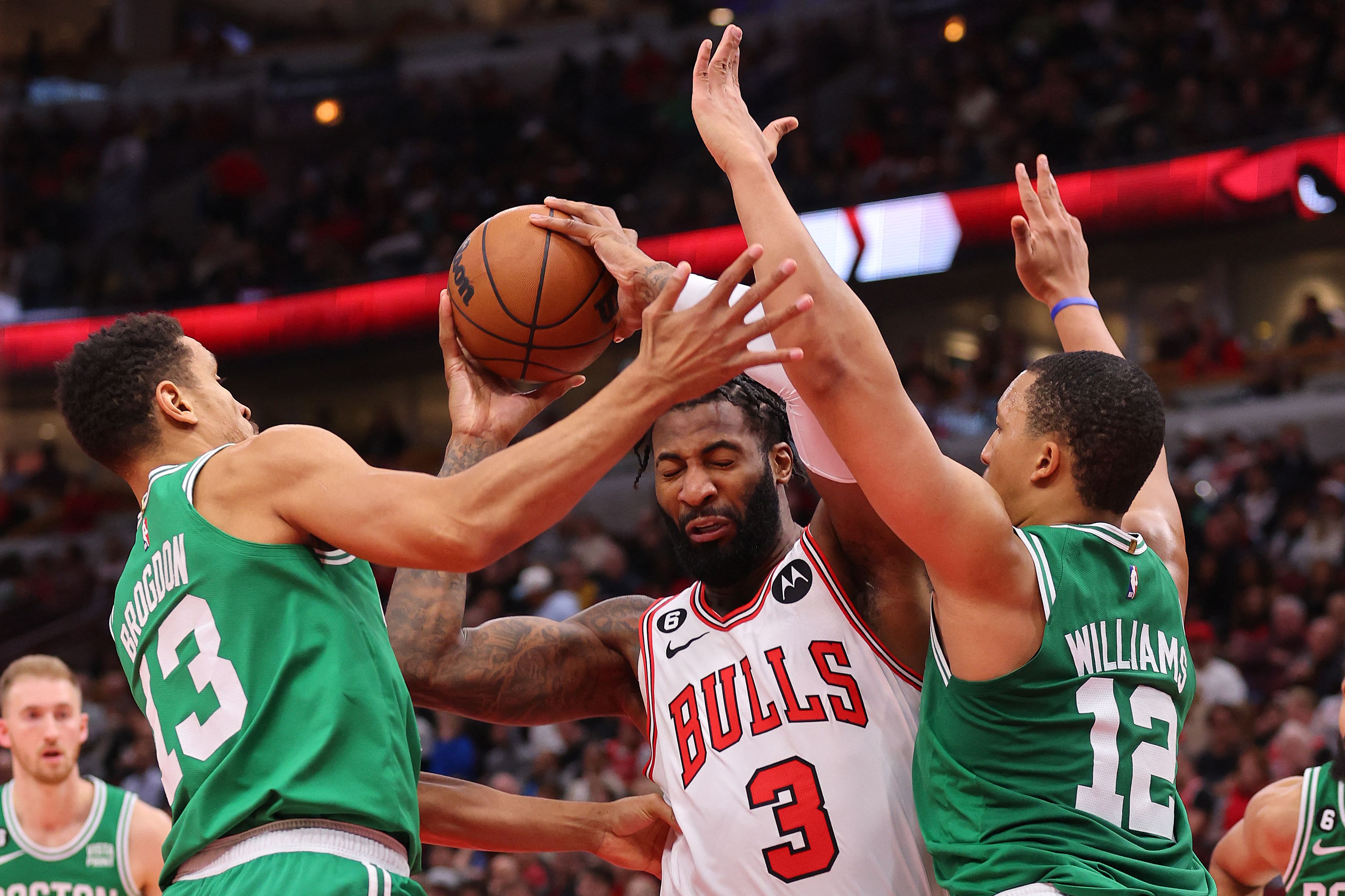 Pebasket Chicago Bulls berusaha melewati hadangan dari pebasket Boston Celtics.