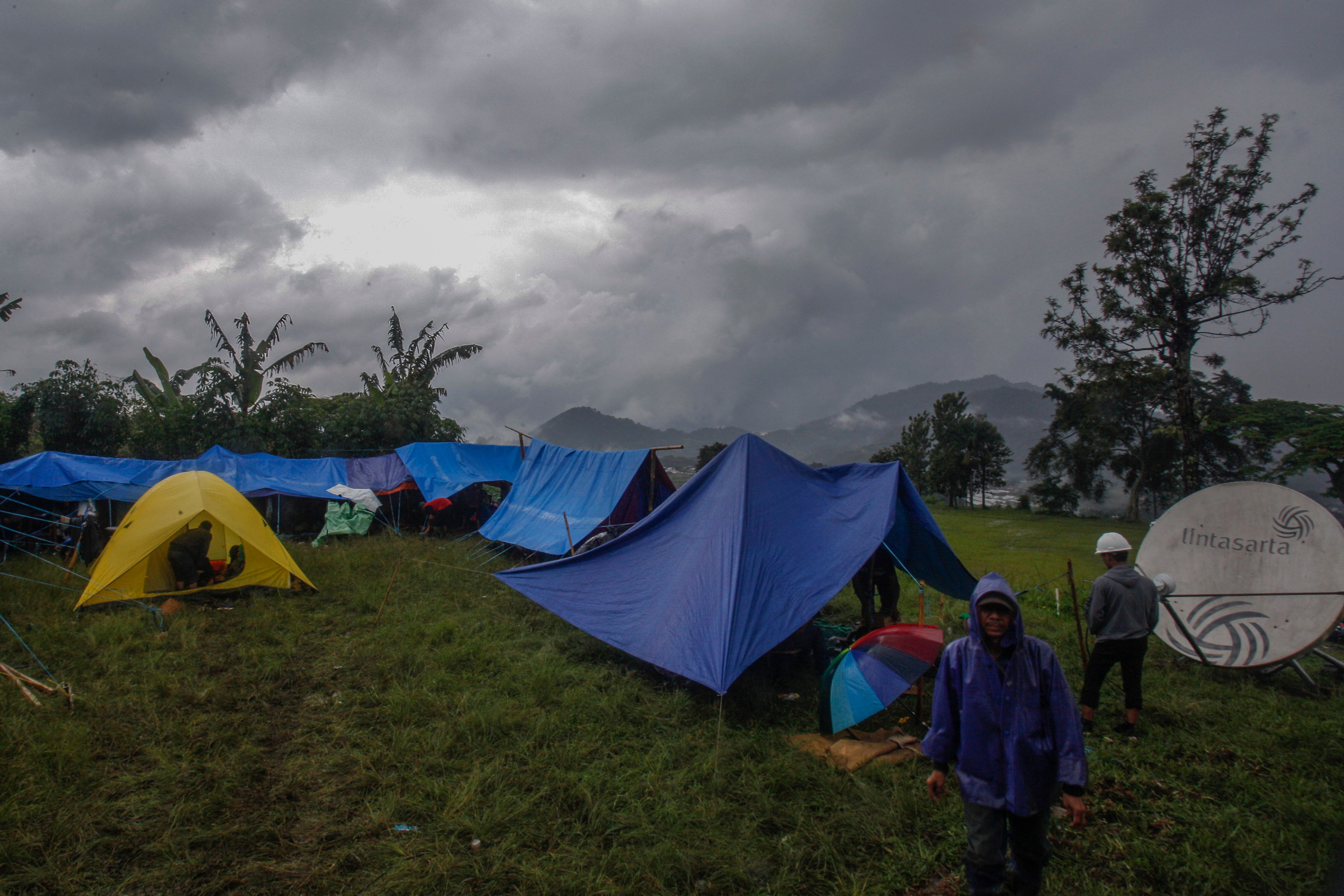Korban gempa Cianjur, Jawa Barat, menginap di tenda.