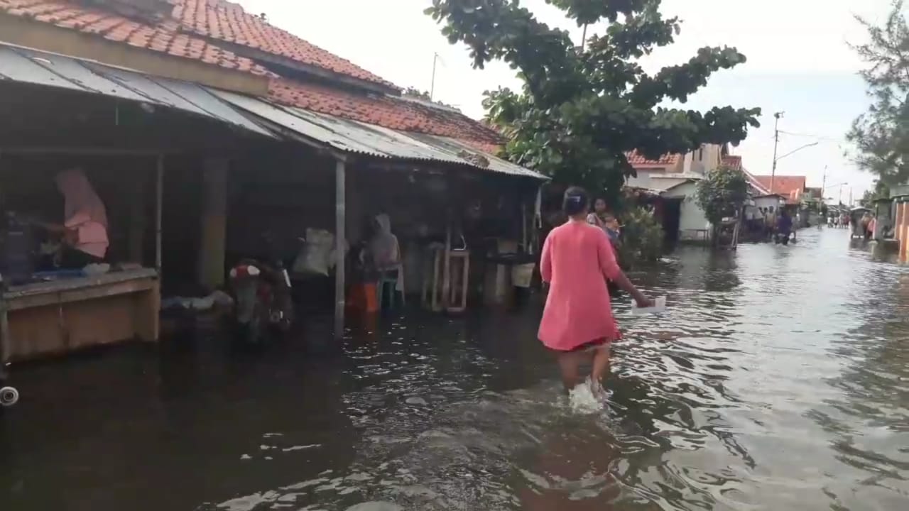 Banjir rob di Desa Randusanga Kulon, Kec. Brebes, Kab. Brebes, Jateng.