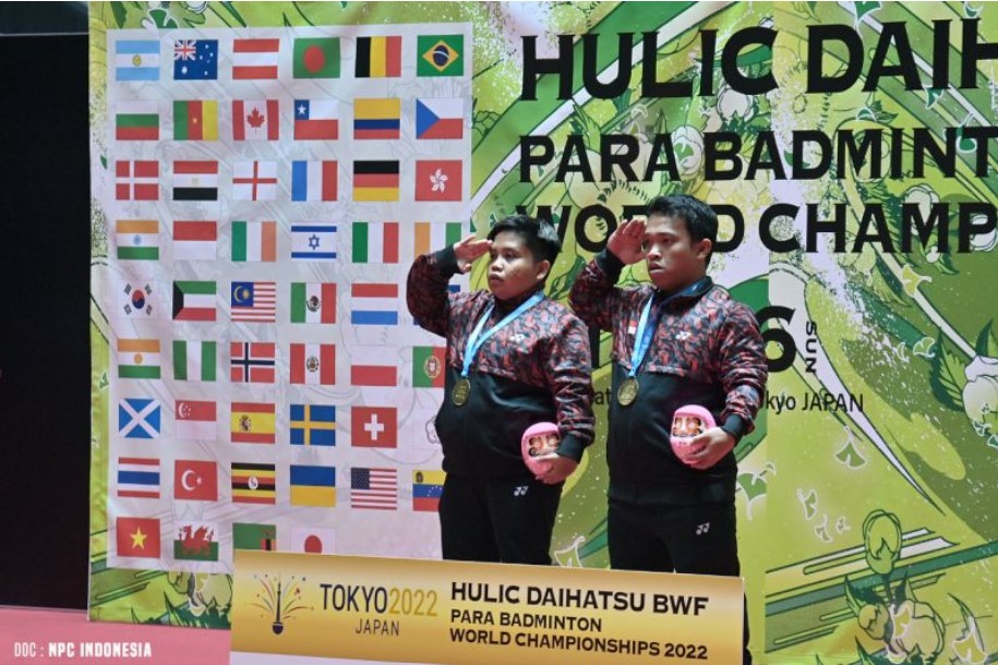 Pasangan ganda campuran Indonesia Subhan/Rina Marlina menerima medali emas di Kejuaraan Dunia Parabadminton.