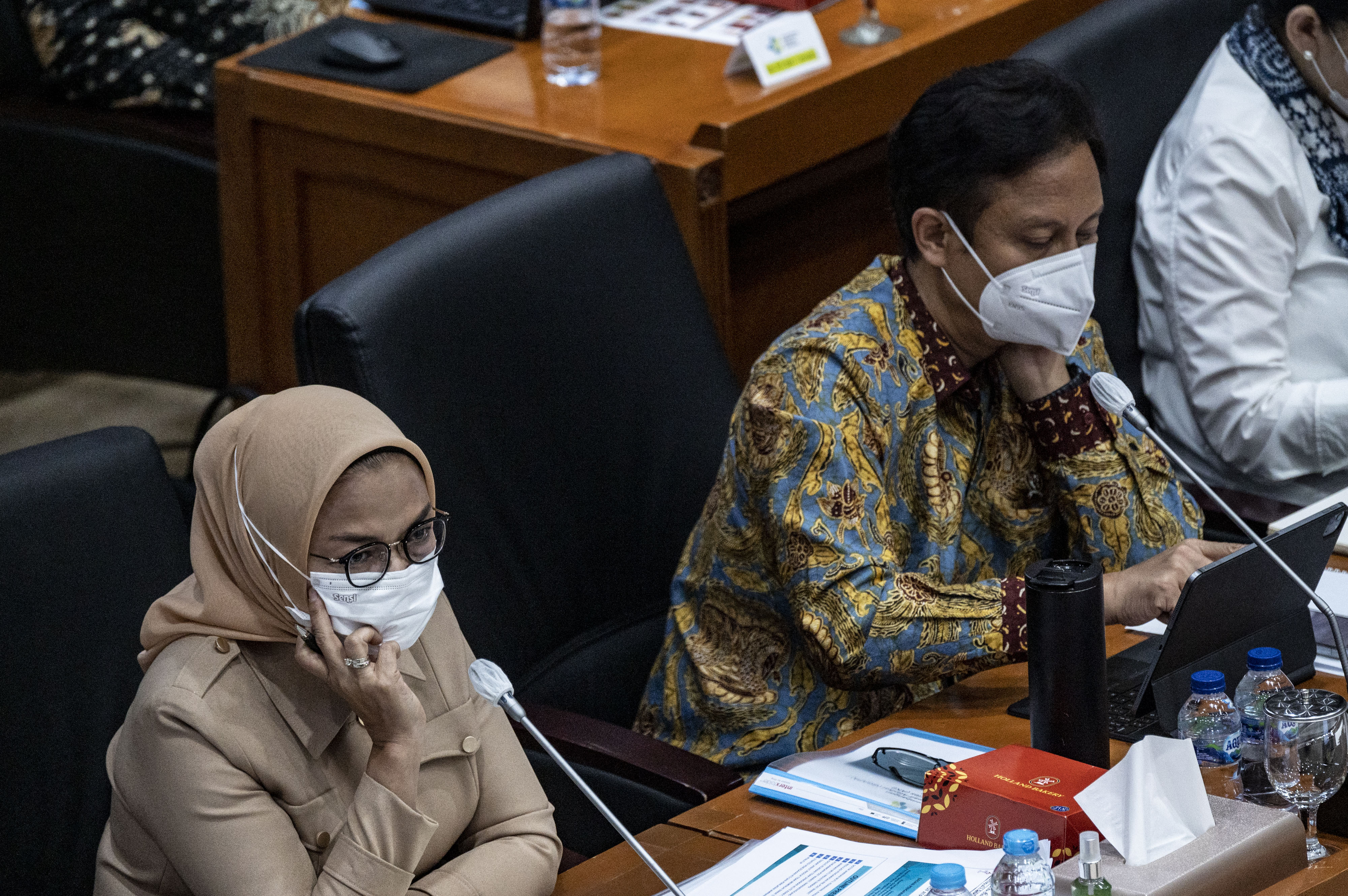 Menteri Kesehatan Budi Gunadi Sadikin (kanan) bersama Kepala Badan POM Penny Kusumastuti Lukito (kiri).