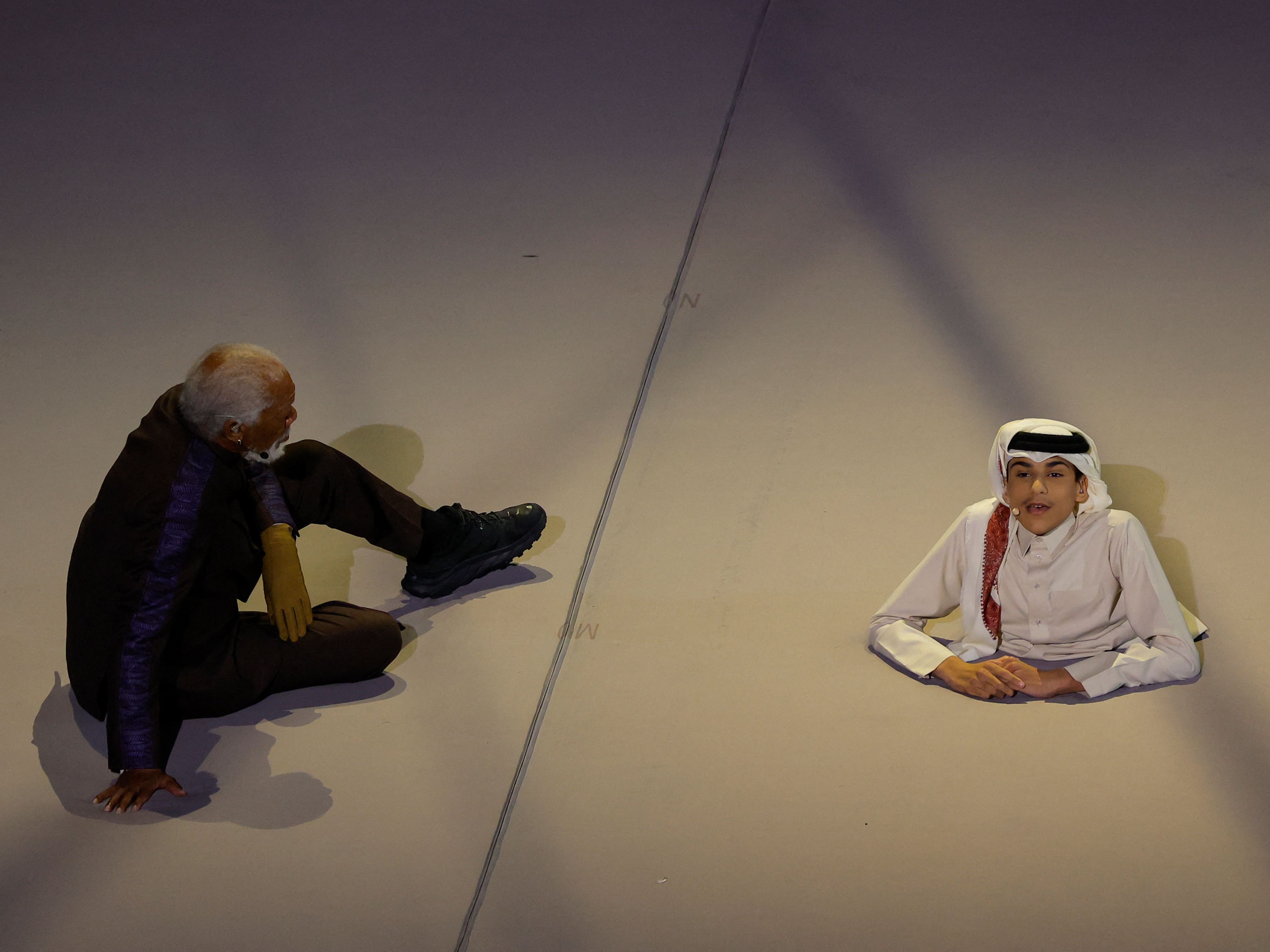 Aktor AS Morgan Freeman (kiri) dan YouTuber Qatar Ghanim al Muftah selama pembukaan Piala Dunia Qatar 2022.