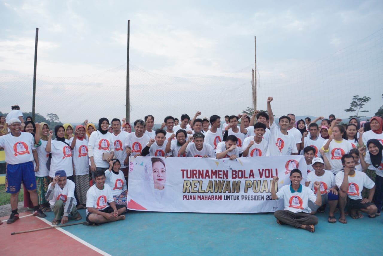 Relawan Puan menyelenggarakan pertandingan  bola voli di Kabupaten Kendal, Minggu (20/1).