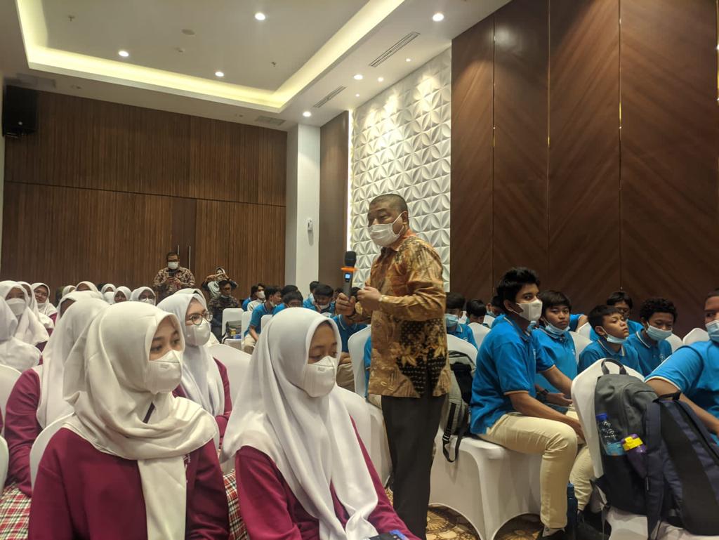 Staf Khusus Dewan Pengarah BPIP Antonius Benny Susetyo memberikan materi kepada siswa di Banda Aceh mengenai Pancasila