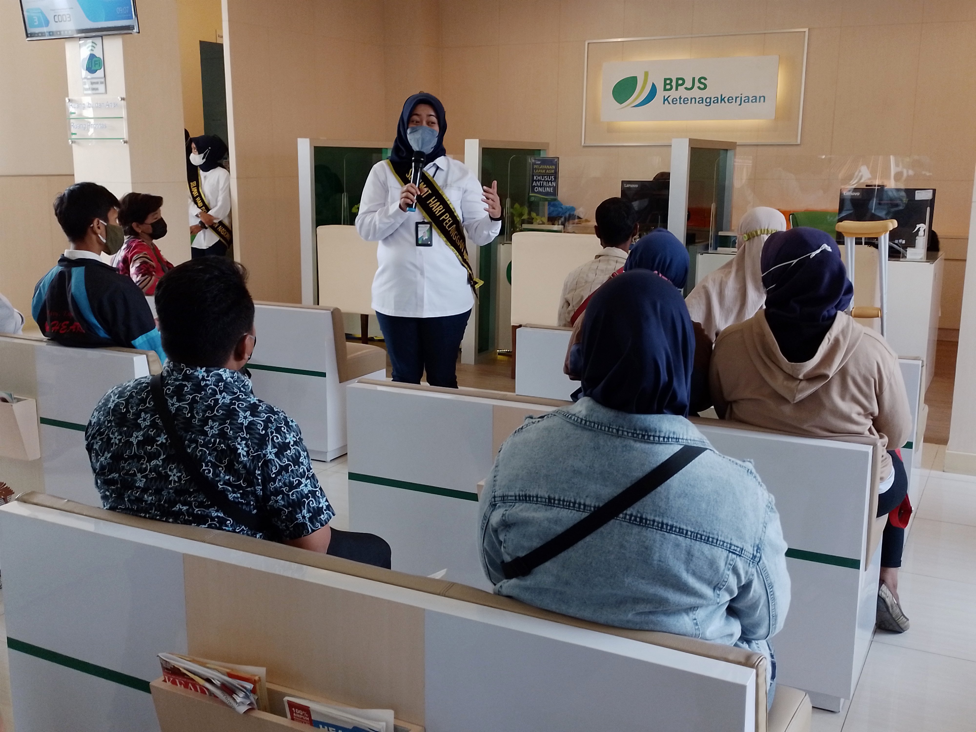 Kepala BPJS Ketenagakerjaan Klaten Noviana Kartika Setyaningtyas saat memberikan sosialisasi kepada warga