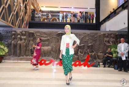 Peragaan busana dalam acara Kebaya Welcome G20 di Senayan, Jakarta.