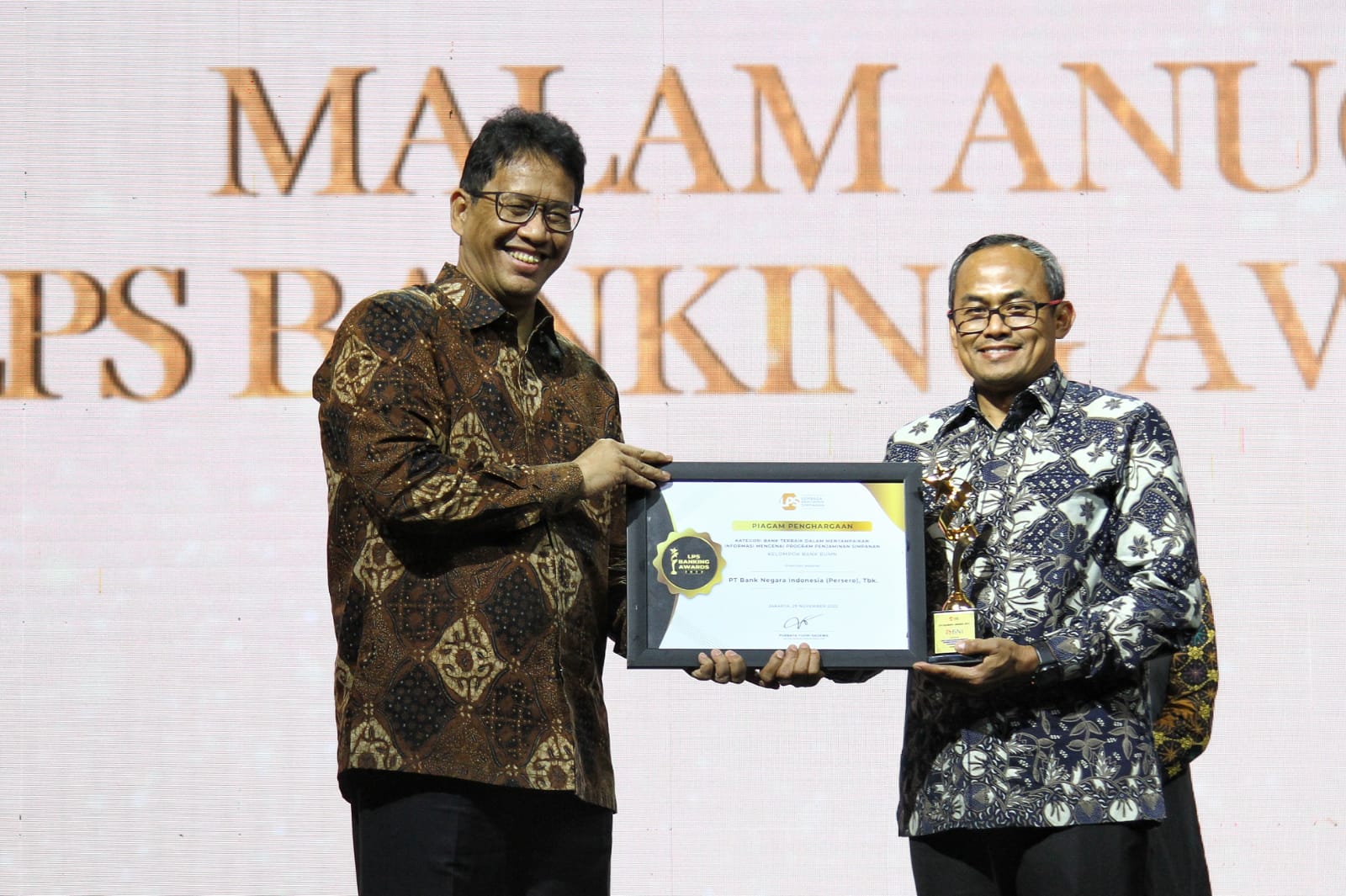 Ketua Dewan Komisioner LPS Purbaya Yudhi Sadewa dan Direktur Human Capital & Compliance BNI Mucharom dalam Malam Anugerah LPS Banking Award 