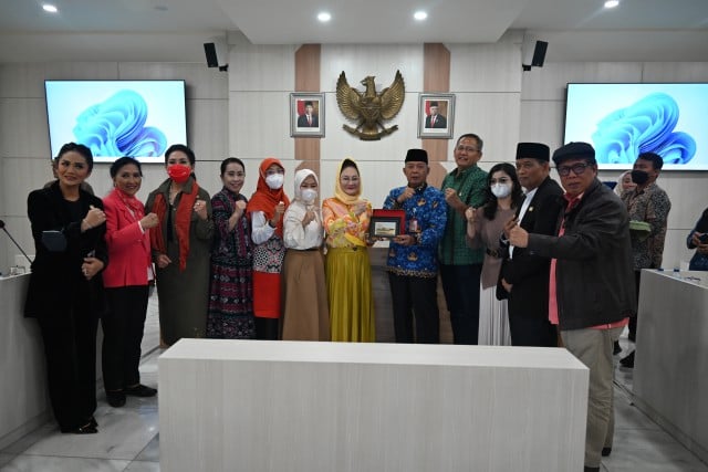 Anggota Komisi IX DPR RI Dewi Asmara saat bertukar cenderamata usai pertemuan dengan Pemda Kabupaten Bogor, para pengusaha, dan para pekerja