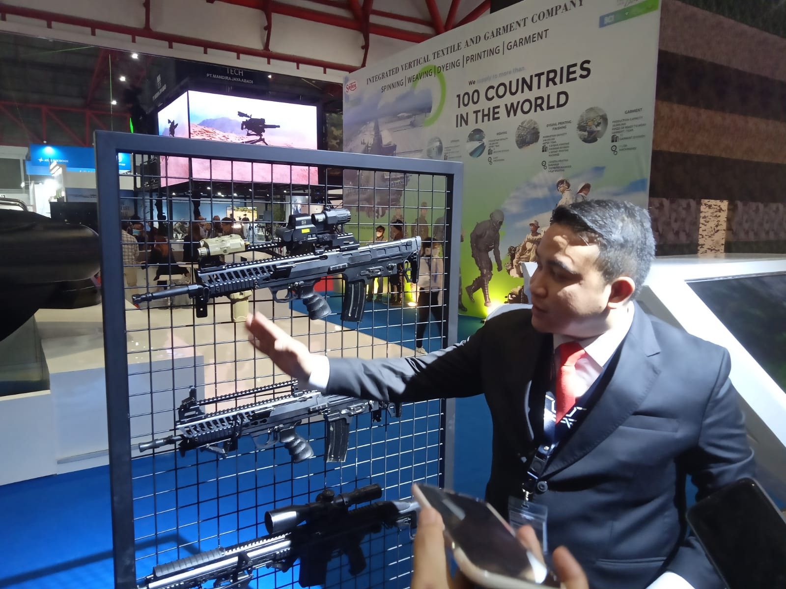 Senapan serbu jenis Bullpup yang diproduksi Republik Armamen, anak usaha Republikorp