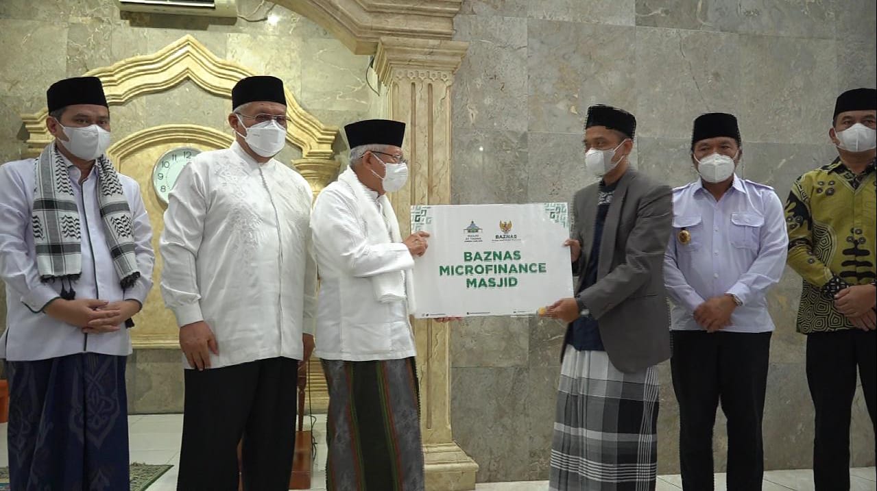 Wapres  Ma'ruf Amin bersama Baznas menyerahkan program bantuan Baznas Microfinance kepada jemaah Masjid At Taqwa, Pondok Cabe