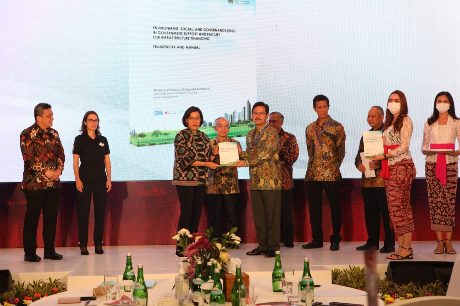 Menteri Keuangan Sri Mulyani (ketiga dari kiri) hadir dalam peluncuran ESG Framework and Manual.