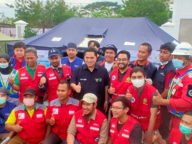 Menteri BUMN Erick Thohir saat mengunjungi korban gempa Cianjur. 