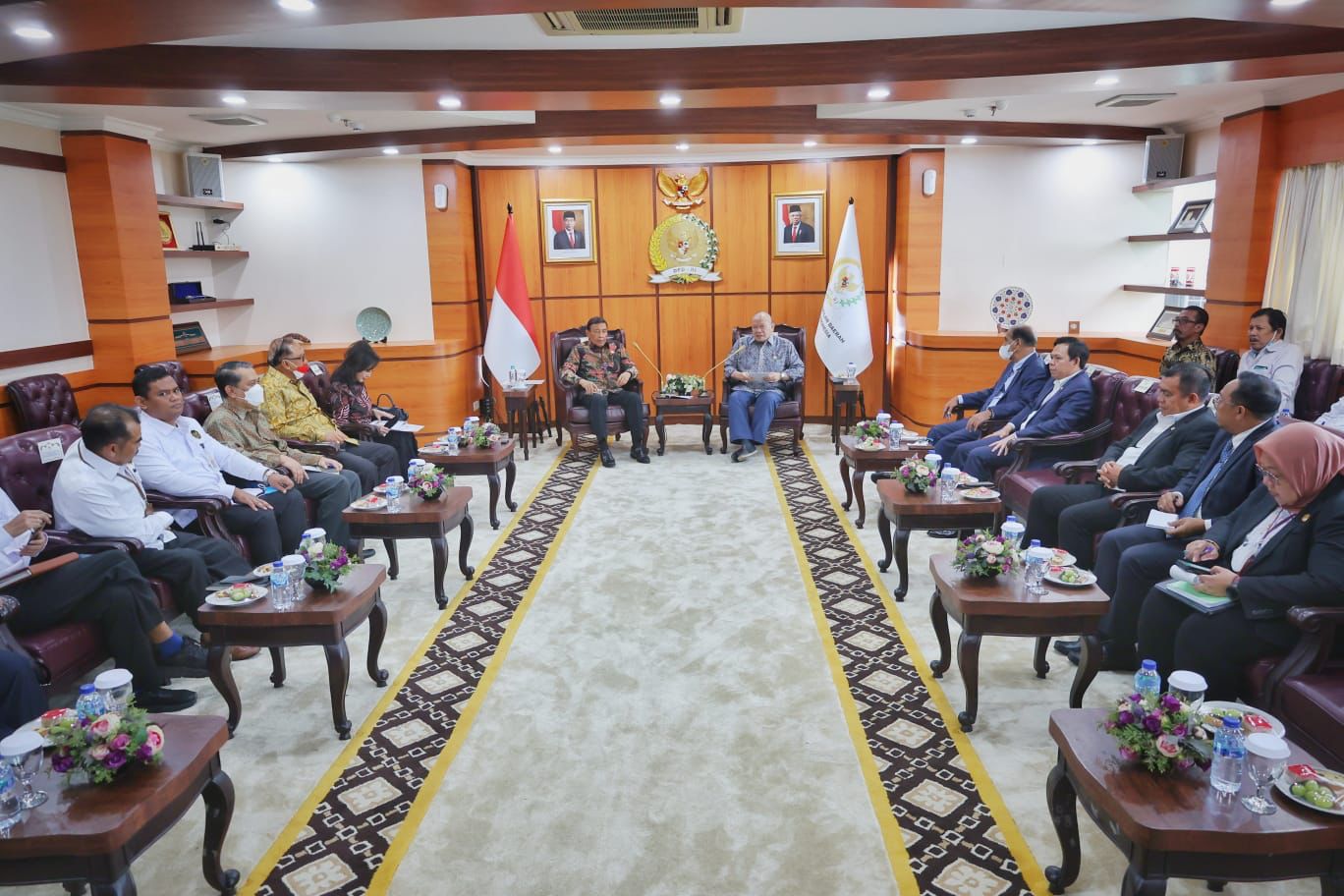 Acara silaturahim DPD RI dengan Dewan Pertimbangan Presiden di Komplek Parlemen, Senayan, Jakarta, Rabu (2/11).
