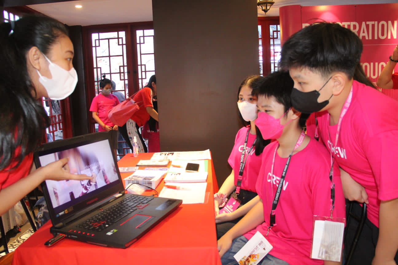 Para siswa SMK Marie Joseph sedang melakukan kegiatan belajar mengajar.