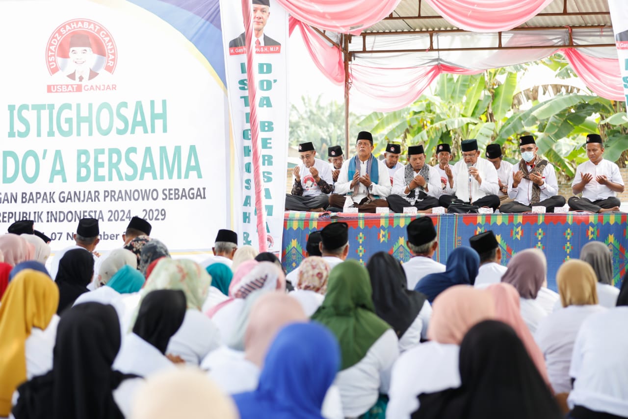 Ustadz, ibu-ibu pengajian, dan warga Kabupaten Langkat, Sumatera Utara melakukan 