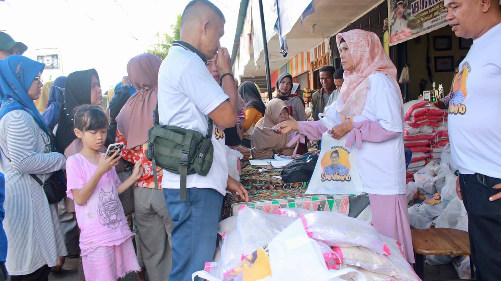 Relawan Gerbong Pecinta Sandiuno Sumbar menggelar bazar sembako murah di Kota Padang dengan harga terjangkau, Sabtu (5/11)