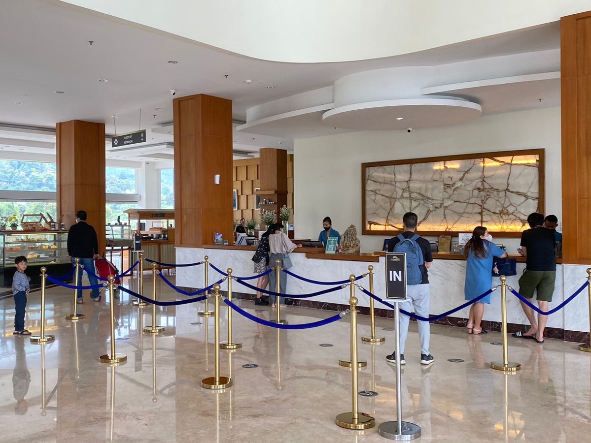 Suasana di lobi Le Eminence Hotel Ciloto, Puncak.