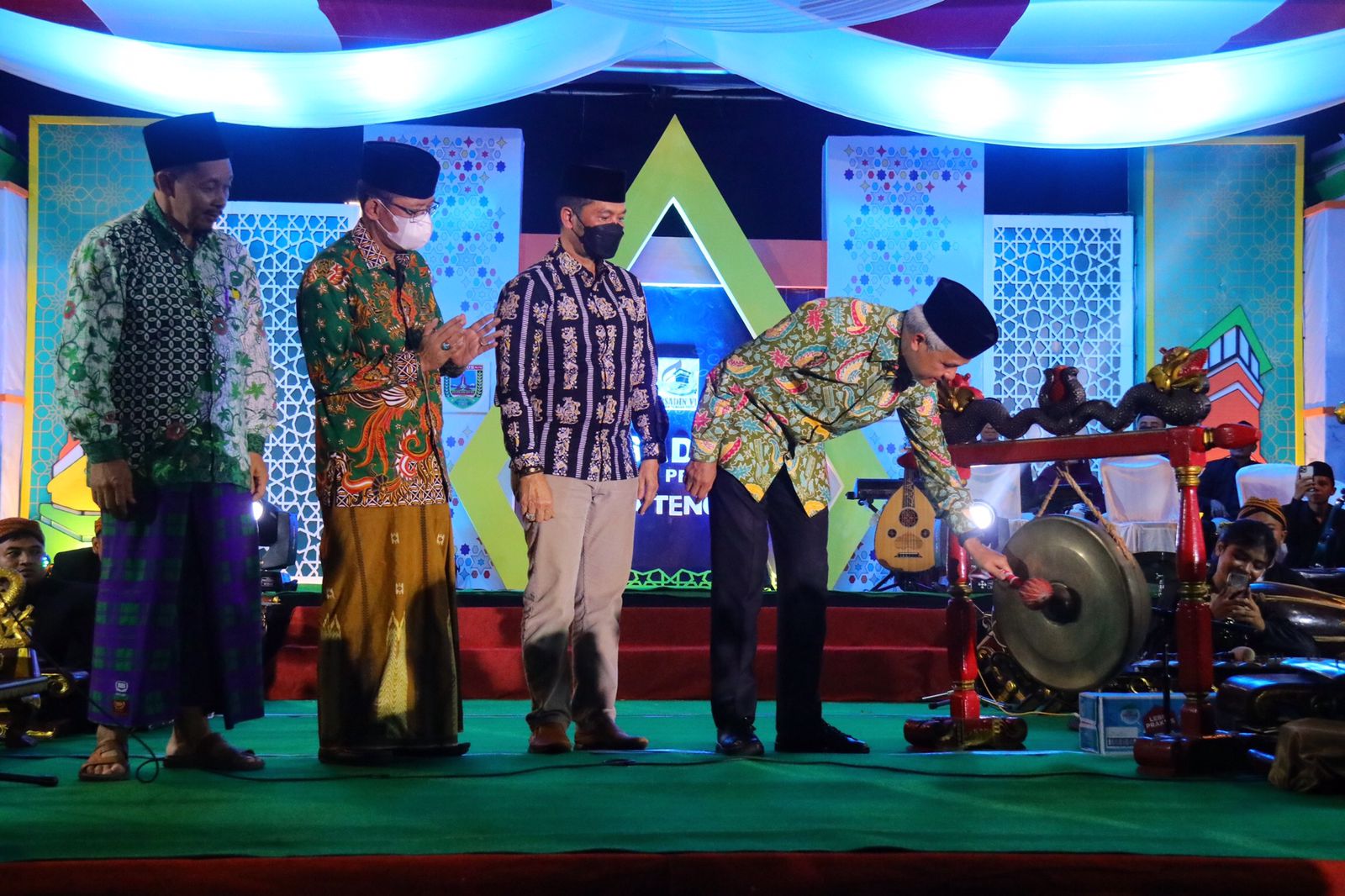  Pembukaan Pekan Olahraga dan Seni Antar Diniyah (Porsadin) VI tingkat Jawa Tengah, yang digelar di Alun-alun, Kudus, Kamis (3/11/2022).