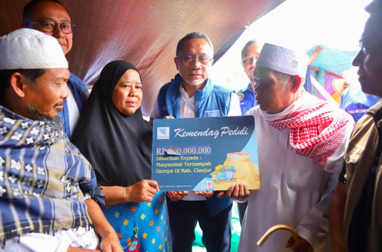 Temui Pengungsi Gempa Cianjur, Mendag Zulhas Beri Bantuan Rp2,5 M.
