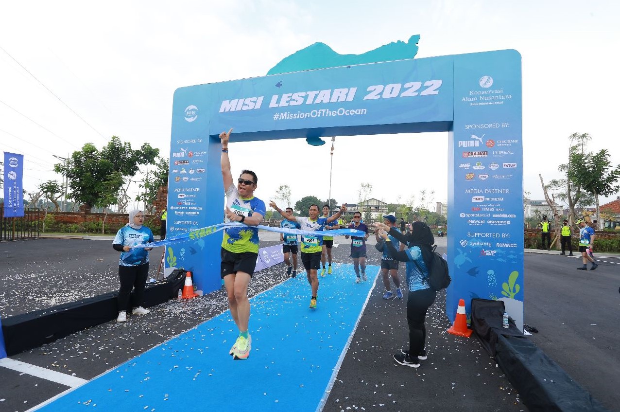 Peserta memasuki garis finis usai mengikuti Misi Lestari 2022 di Bali.
