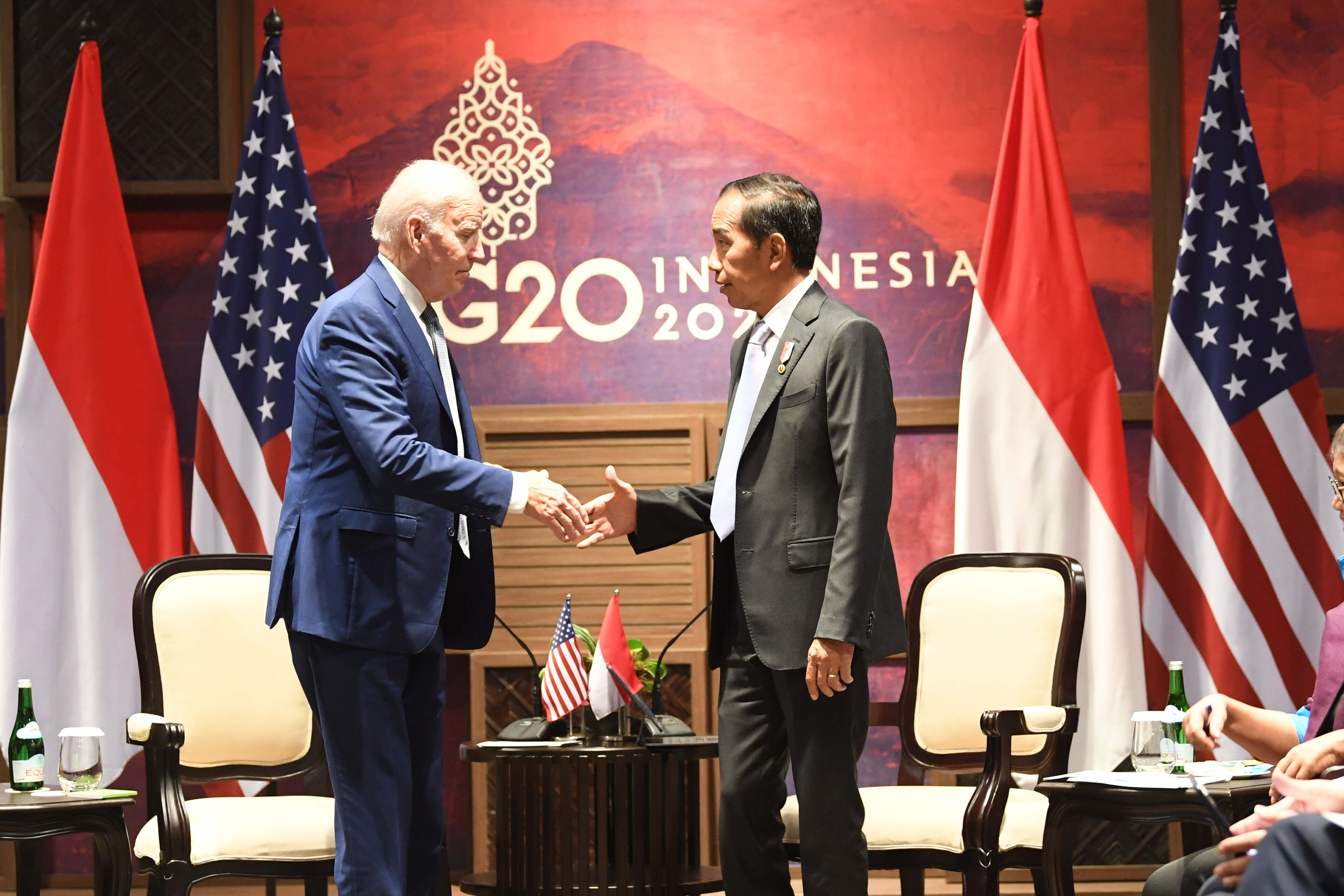 Presiden Joko Widodo (kanan) berjabat tangan dengan Presiden AS Joe Biden saat pertemuan bilateral di sela rangkaian kegiatan  KTT G20 di Ba