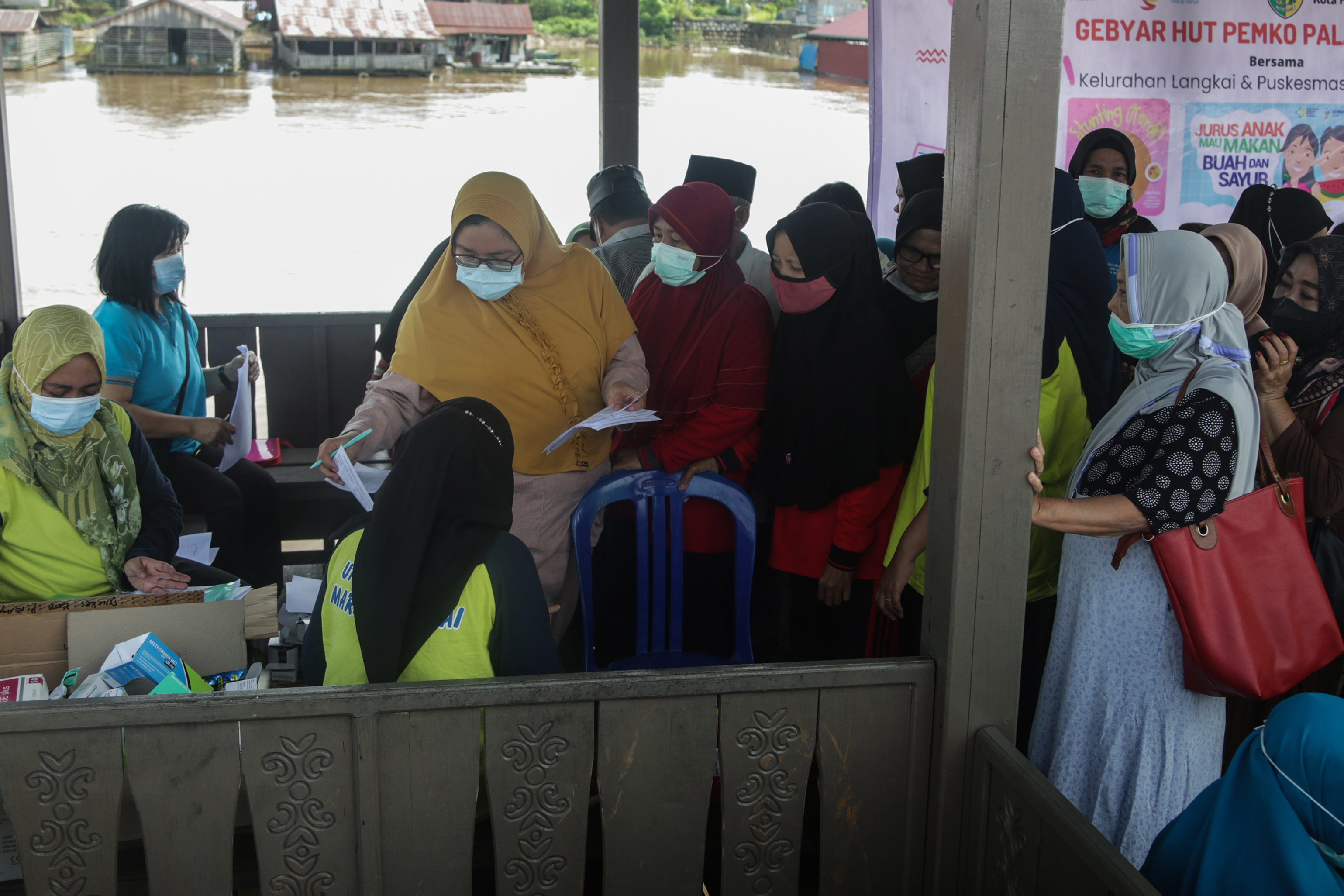 Warga lansia antre untuk mendapatkan pelayanan kesehatan gratis di Flamboyan Bawah, Palangka Raya, Kalimantan Tengah, Jumat (22/7/2022).