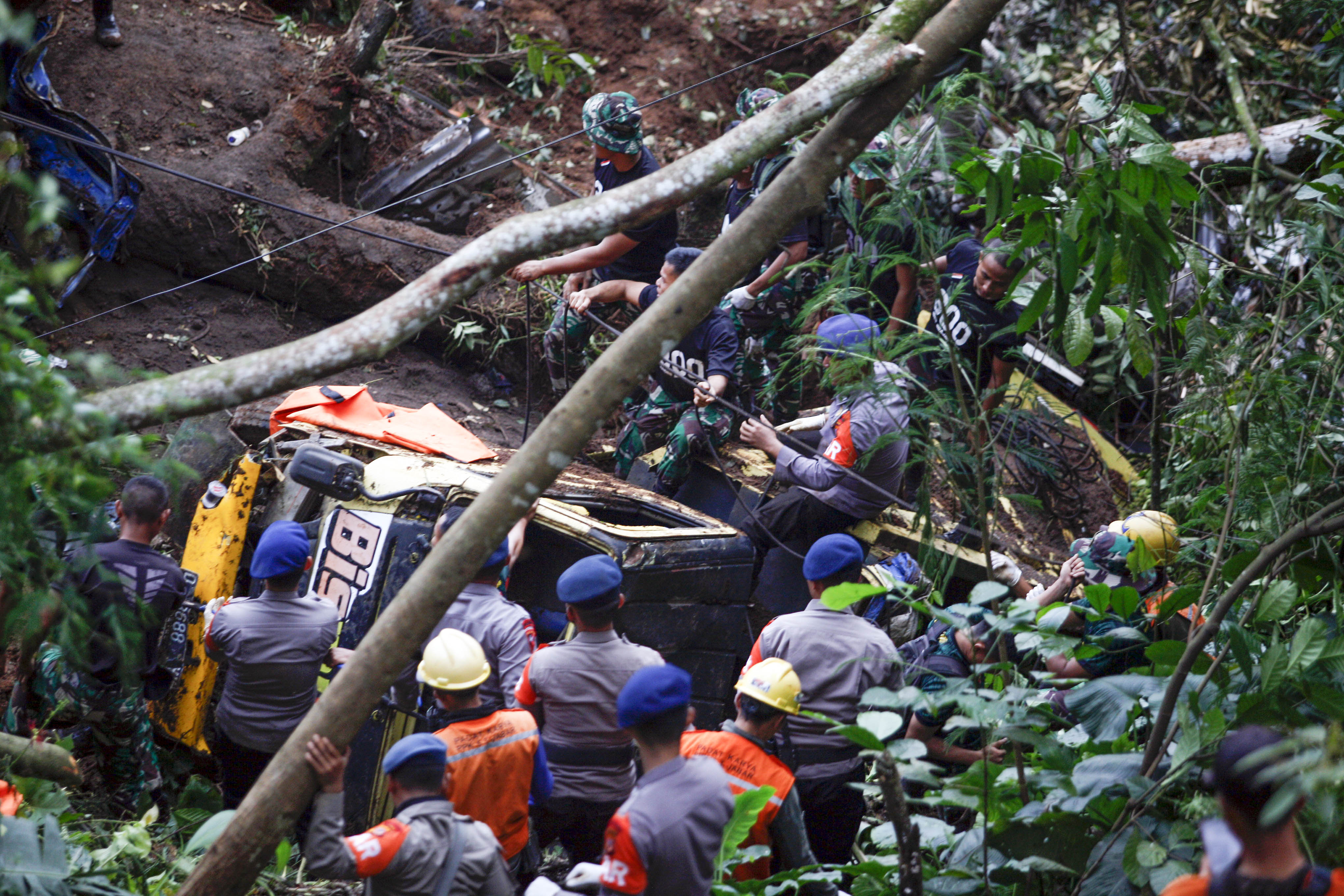  Sejumlah petugas gabungan mengevakuasi mobil yang jatuh ke jurang karena terbawa longsor akibat dampak gempa di Cugenang, Cianjur. Jabar.