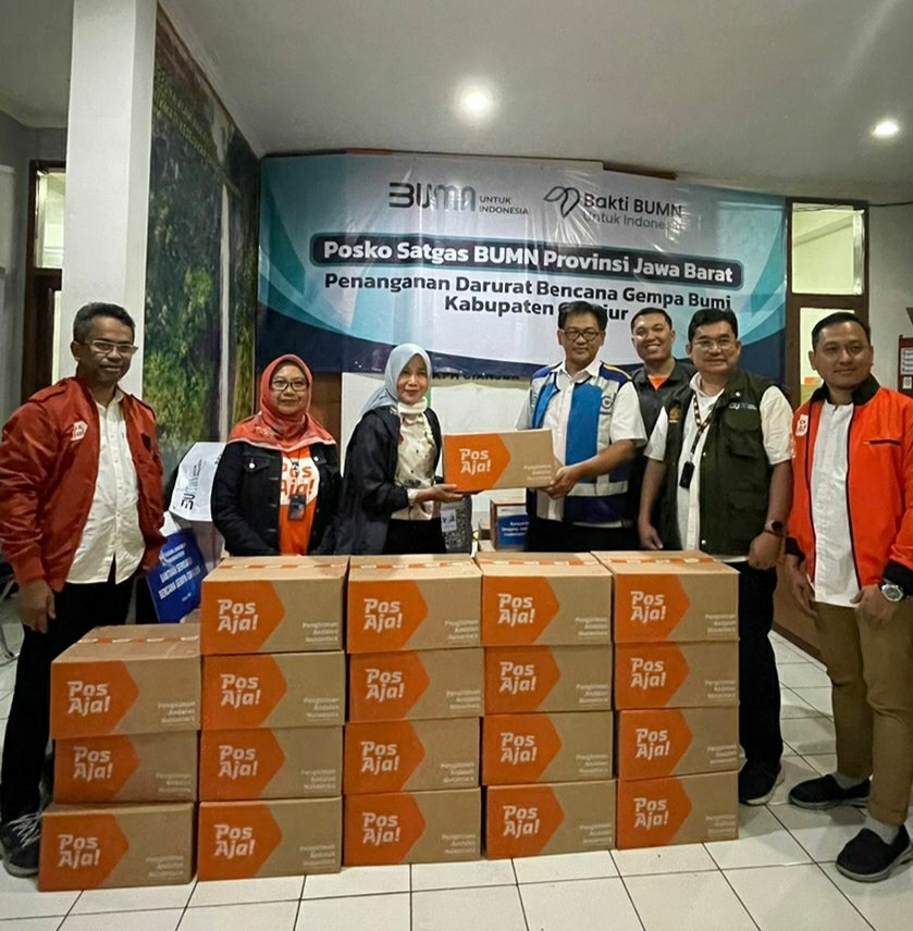 Pos Indonesia Grup  menyerahkan bantuan ke Posko Satgas Bencana Gempa BUMN di Cianjur, Rabu malam (23/11).