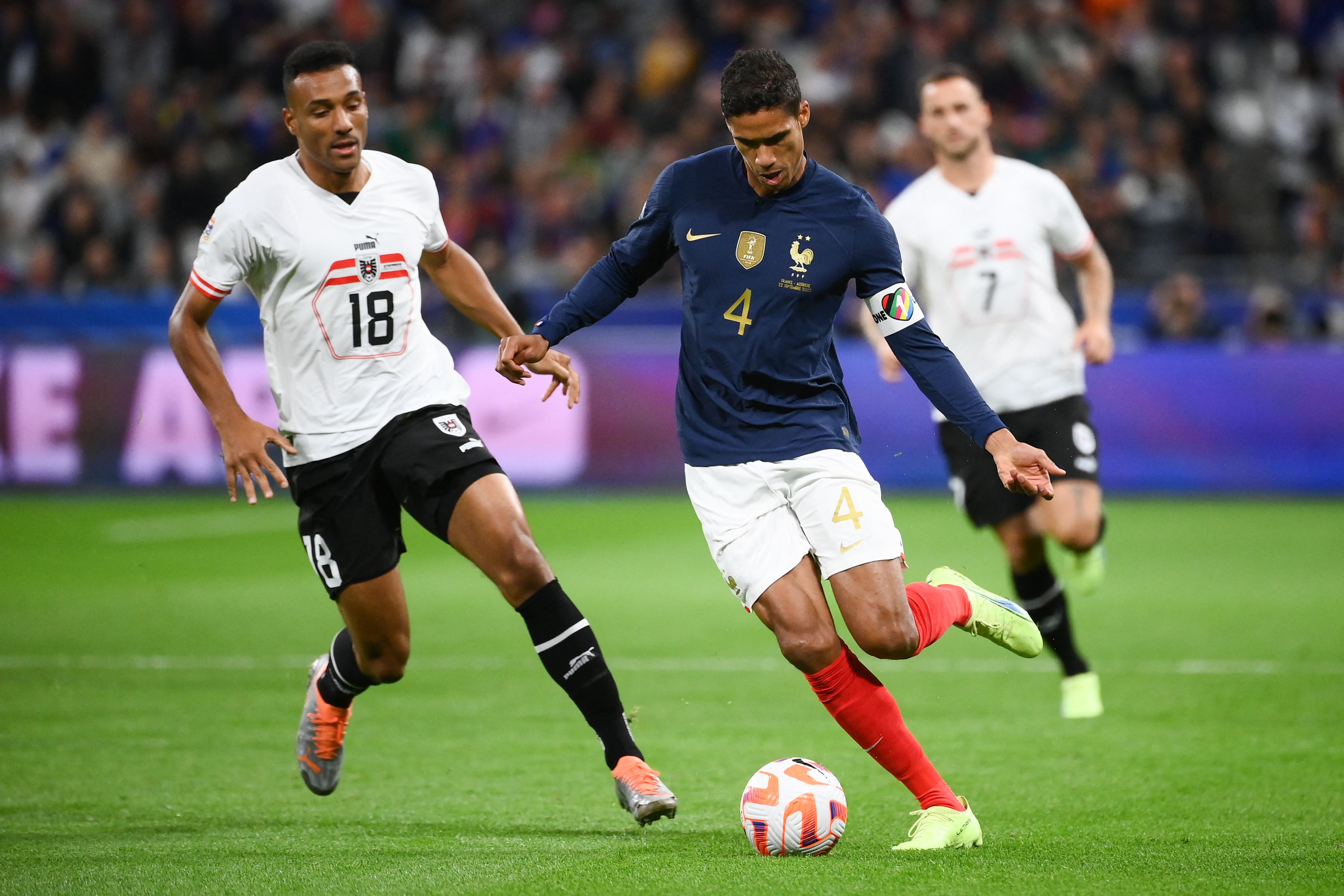 Bek timnas Prancis Raphael Varane (kanan)